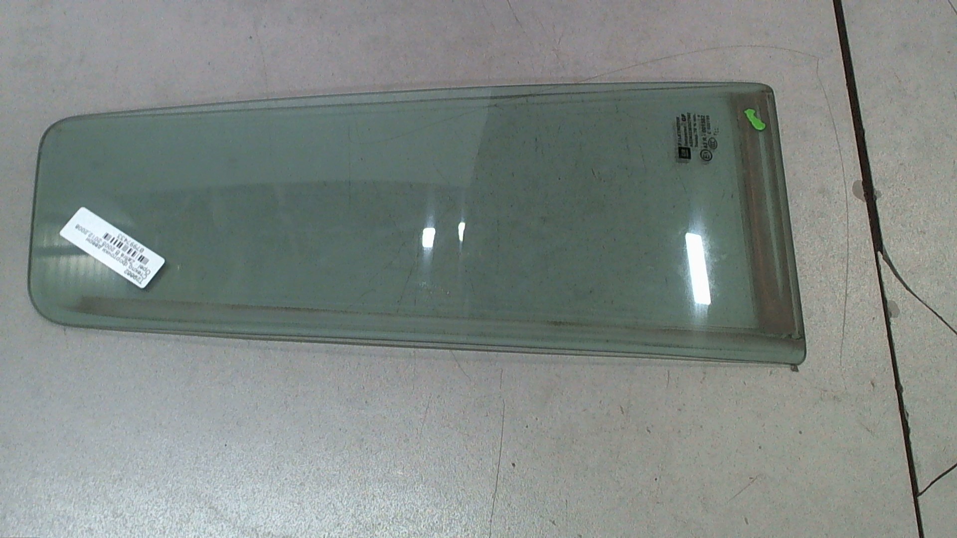 Стекло двери задней правой (форточка)