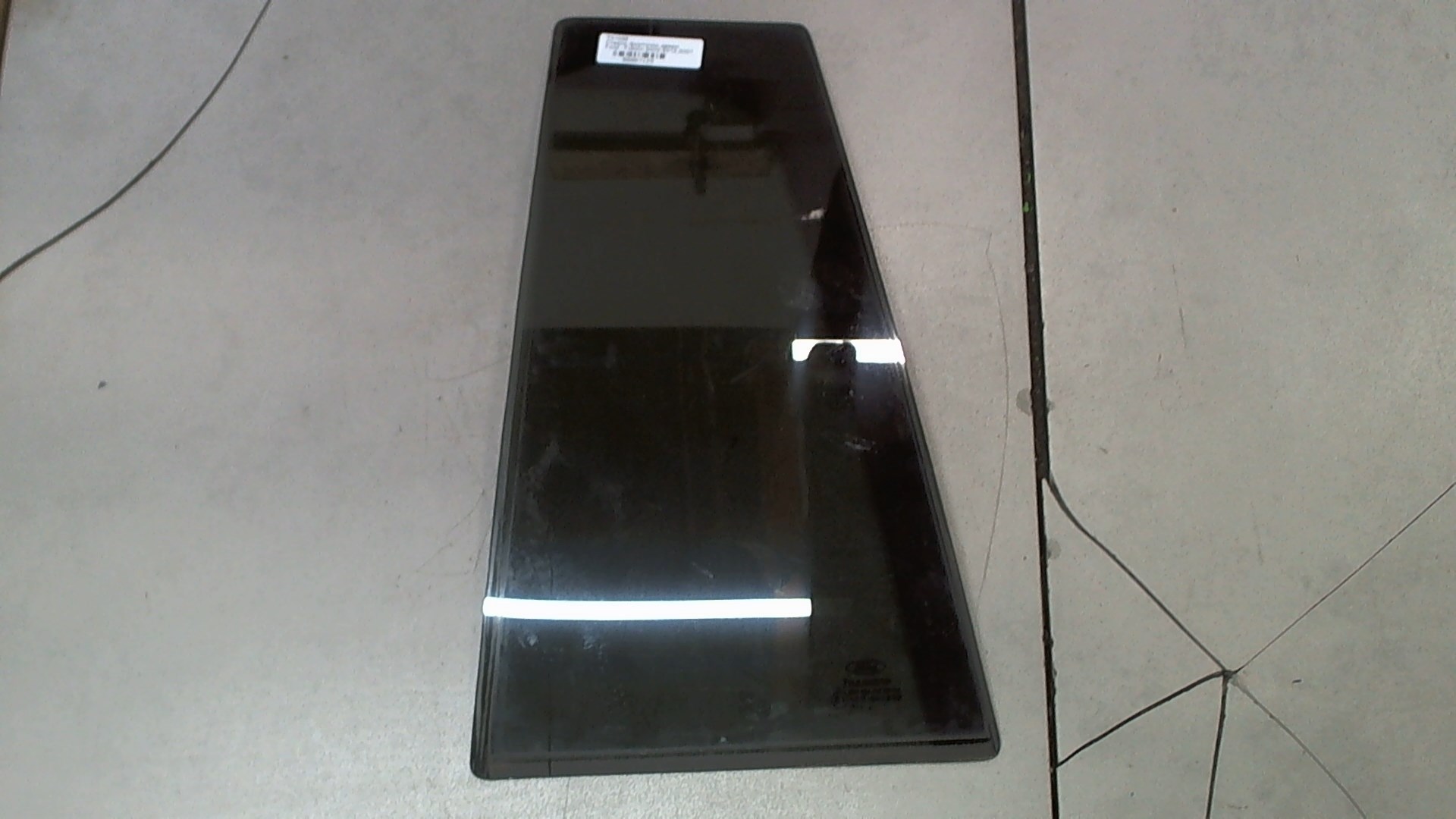 Стекло двери задней левой (форточка)