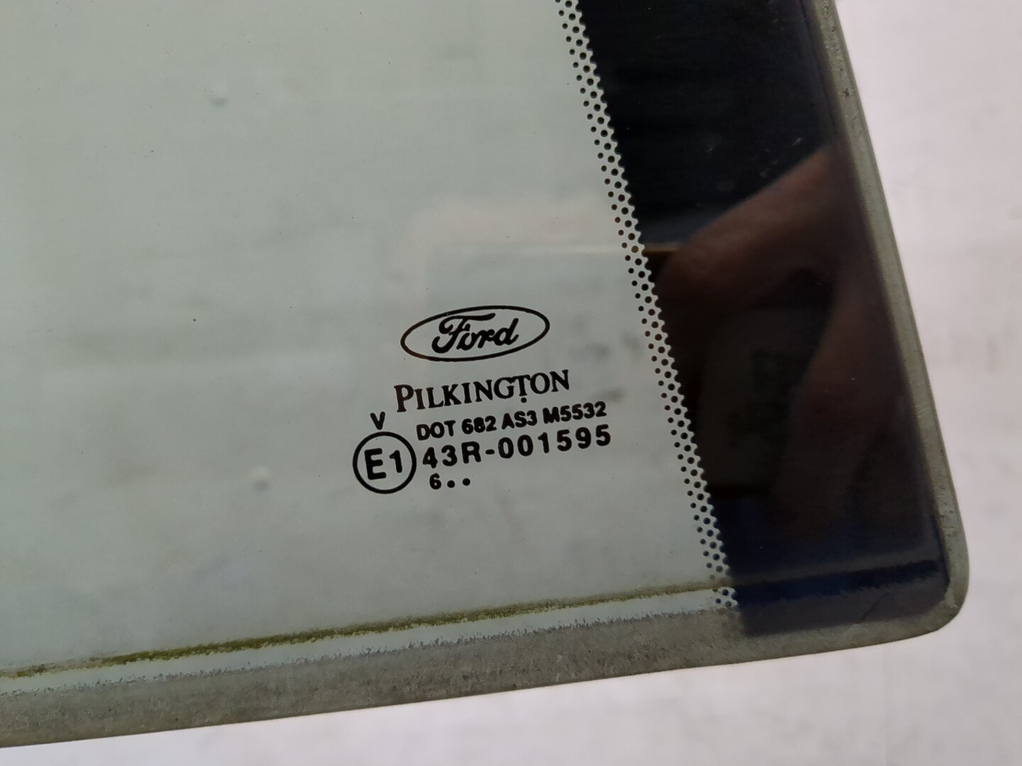 Стекло двери задней левой (форточка)