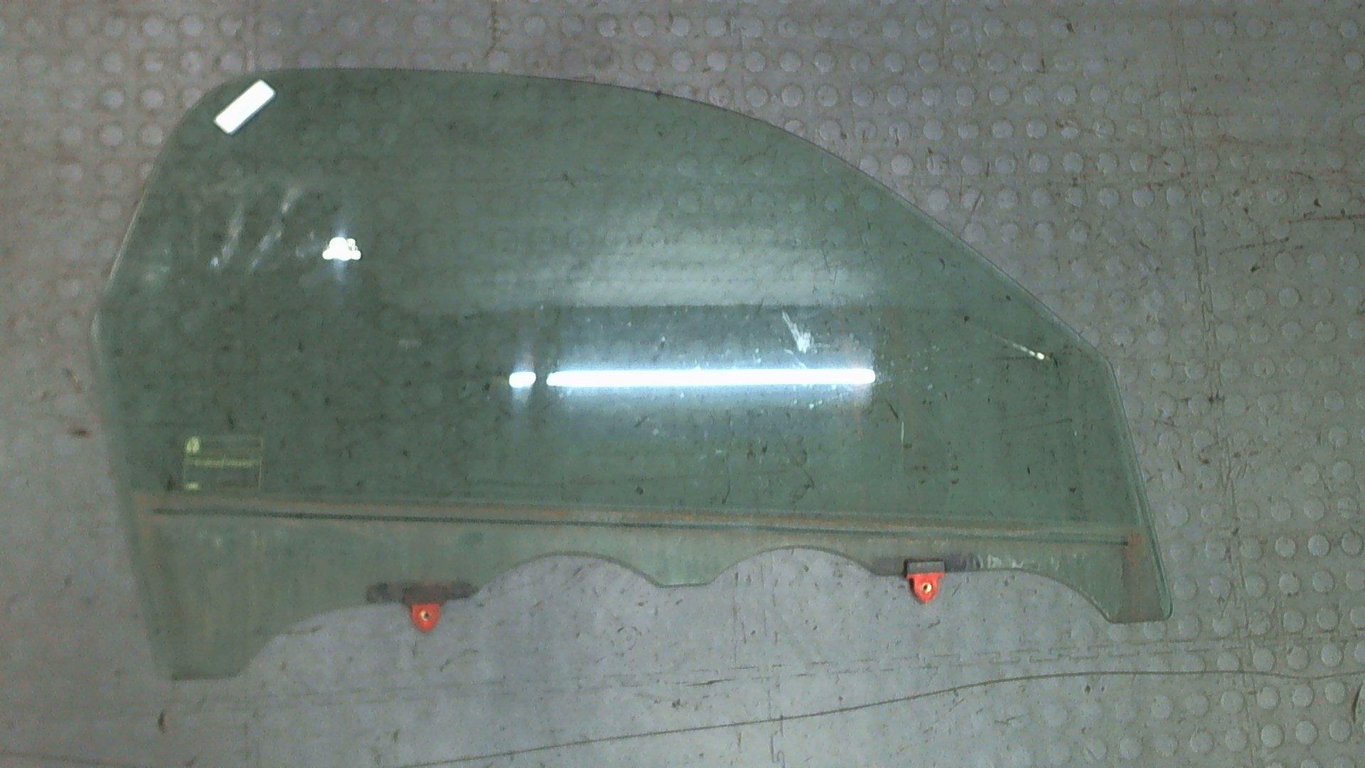 Стекло двери передней правой