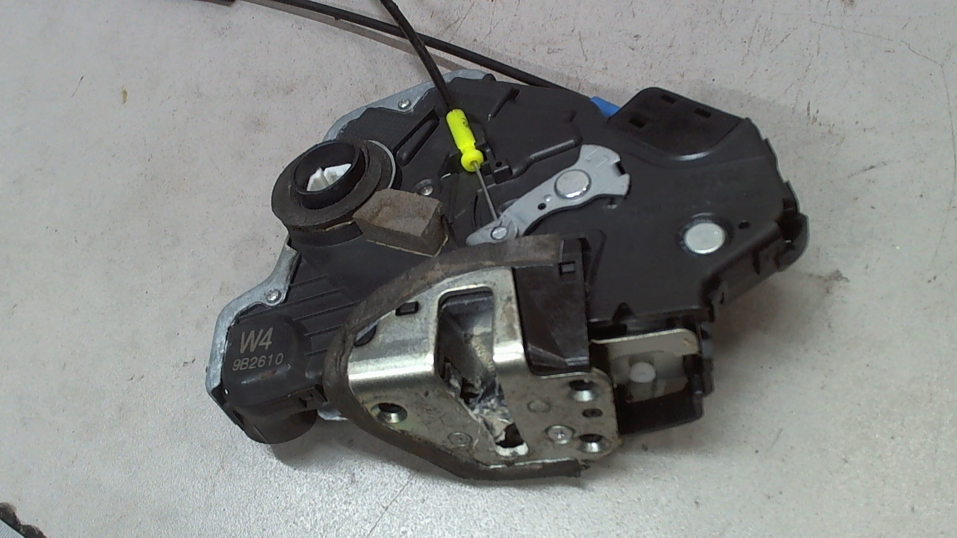 Замок двери передней левой