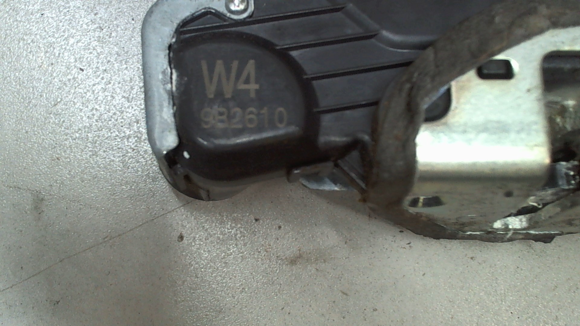 Замок двери передней левой