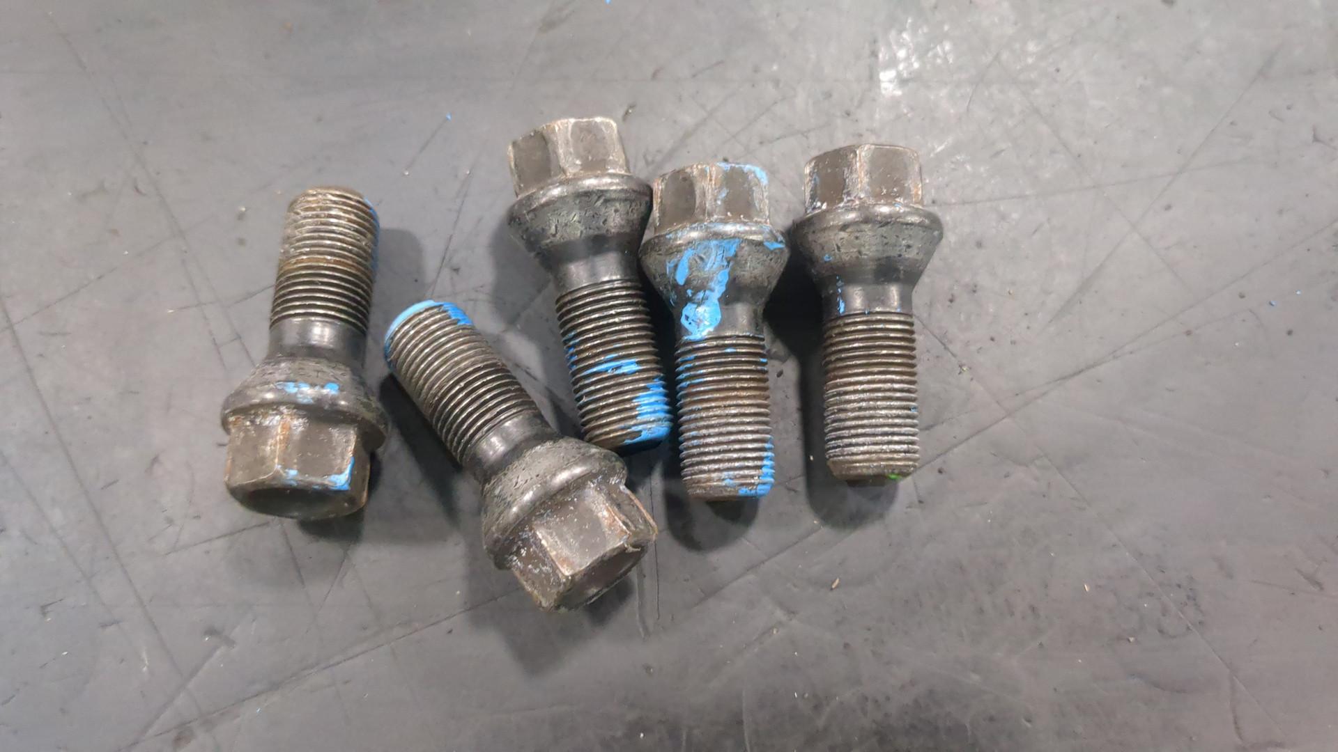 Болт колесный