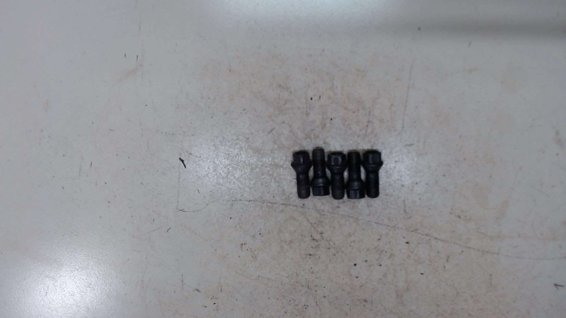 Болт колесный