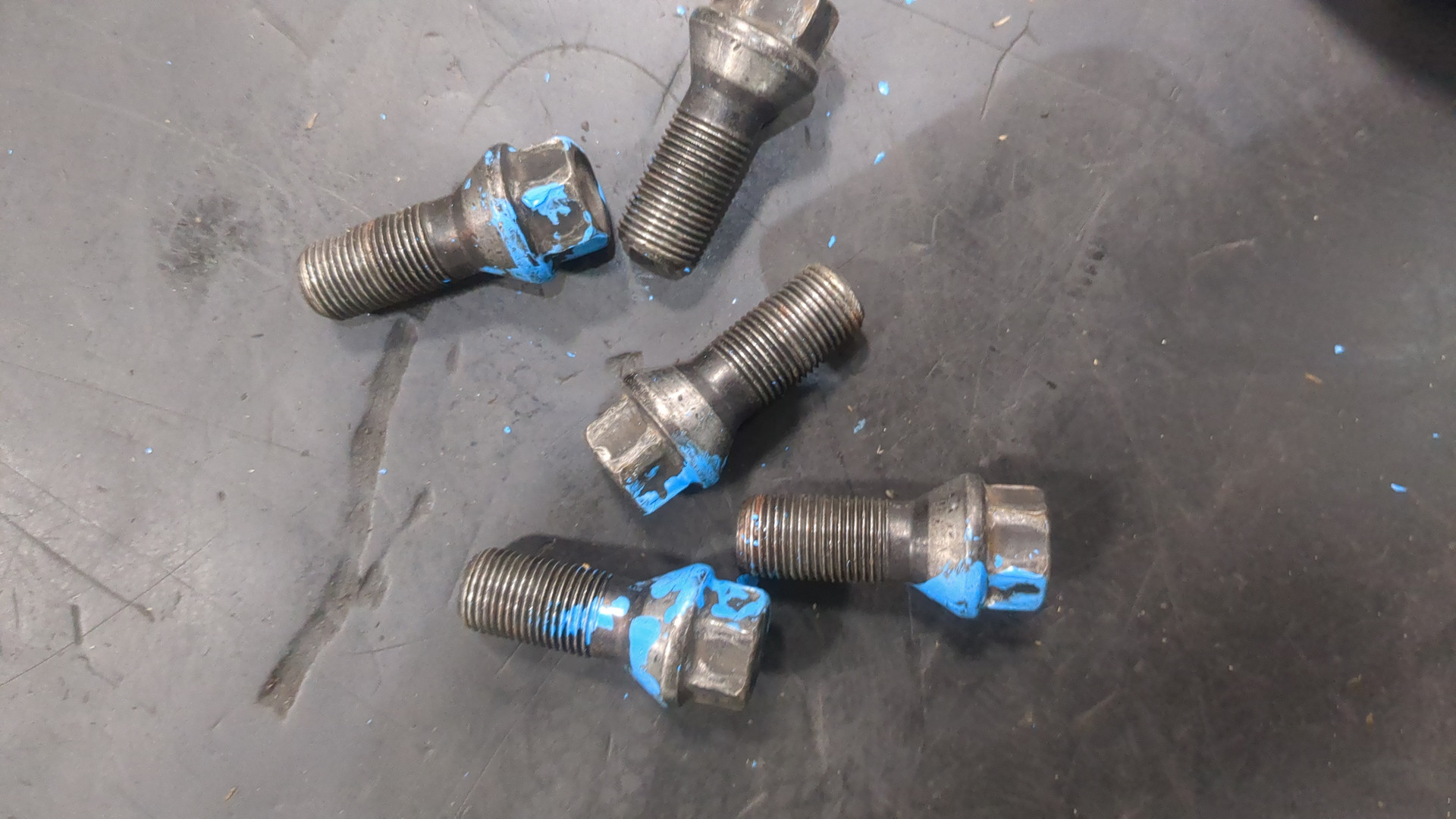 Болт колесный