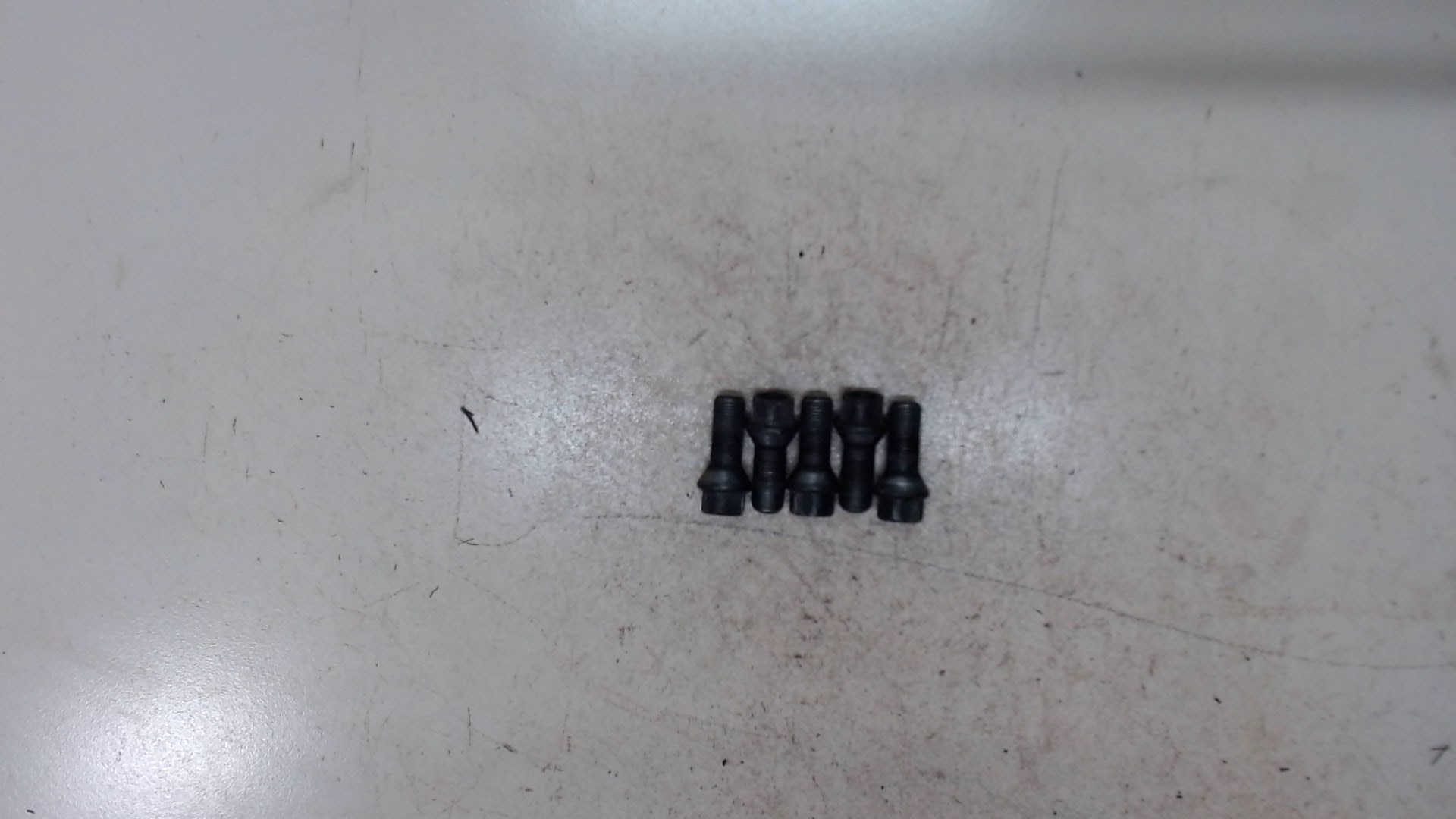 Болт колесный