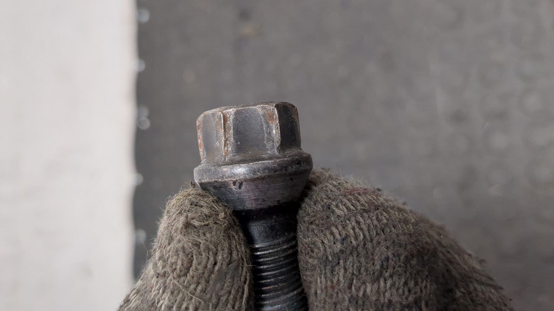 Болт колесный