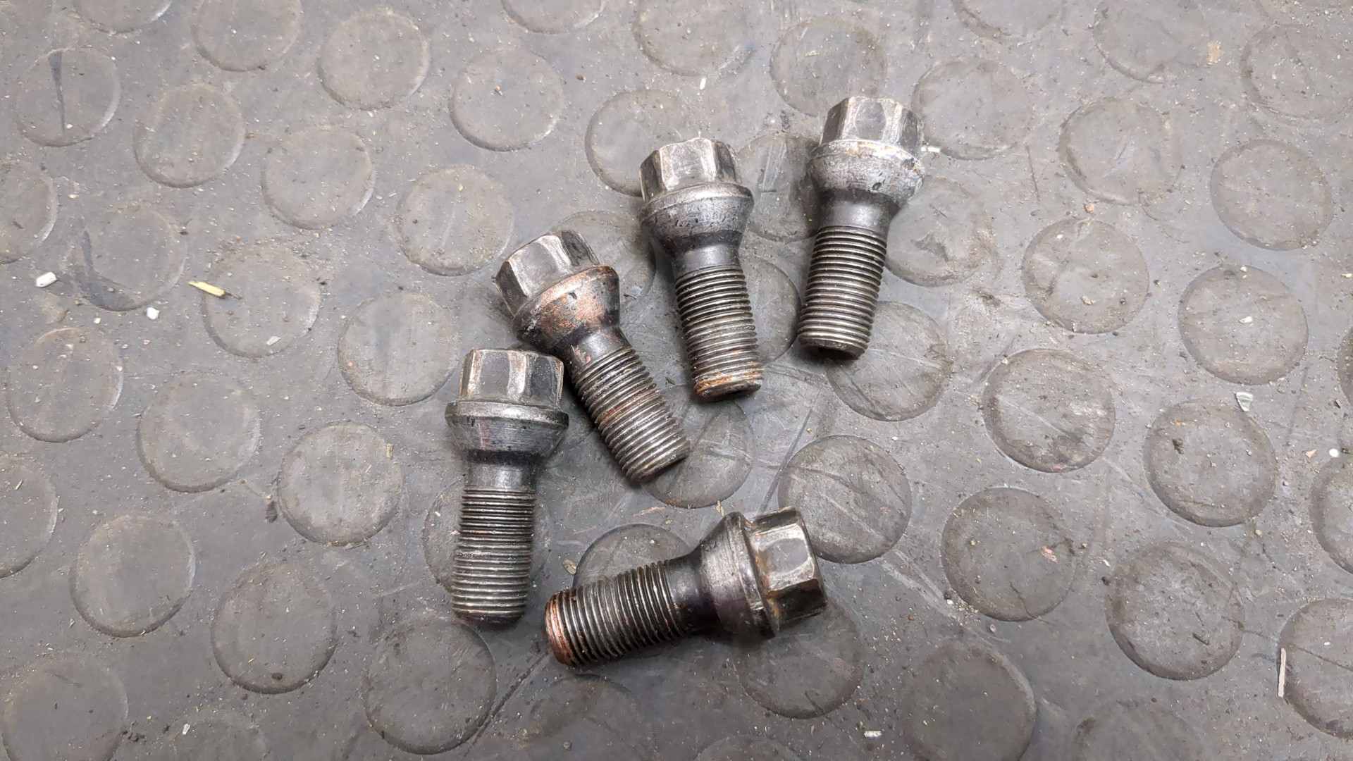 Болт колесный