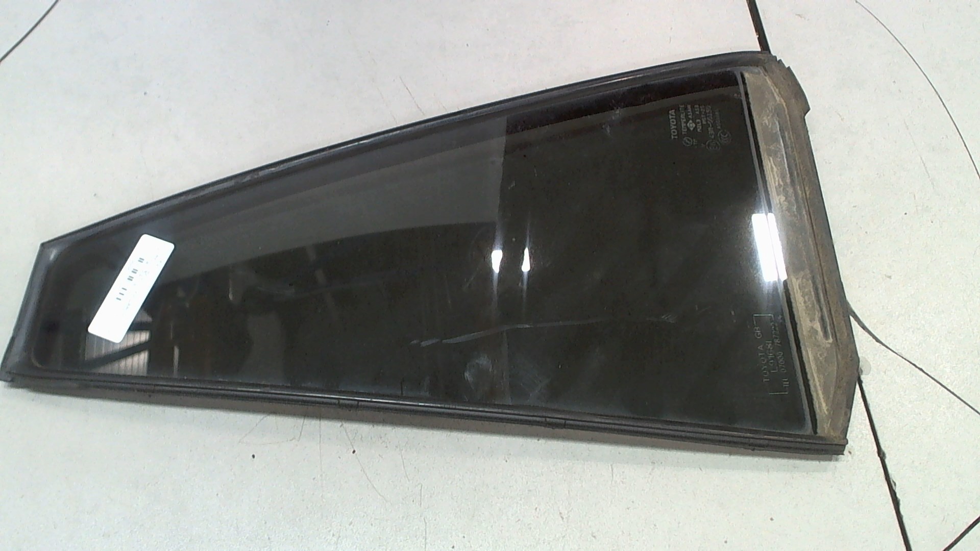 Стекло двери задней левой (форточка)