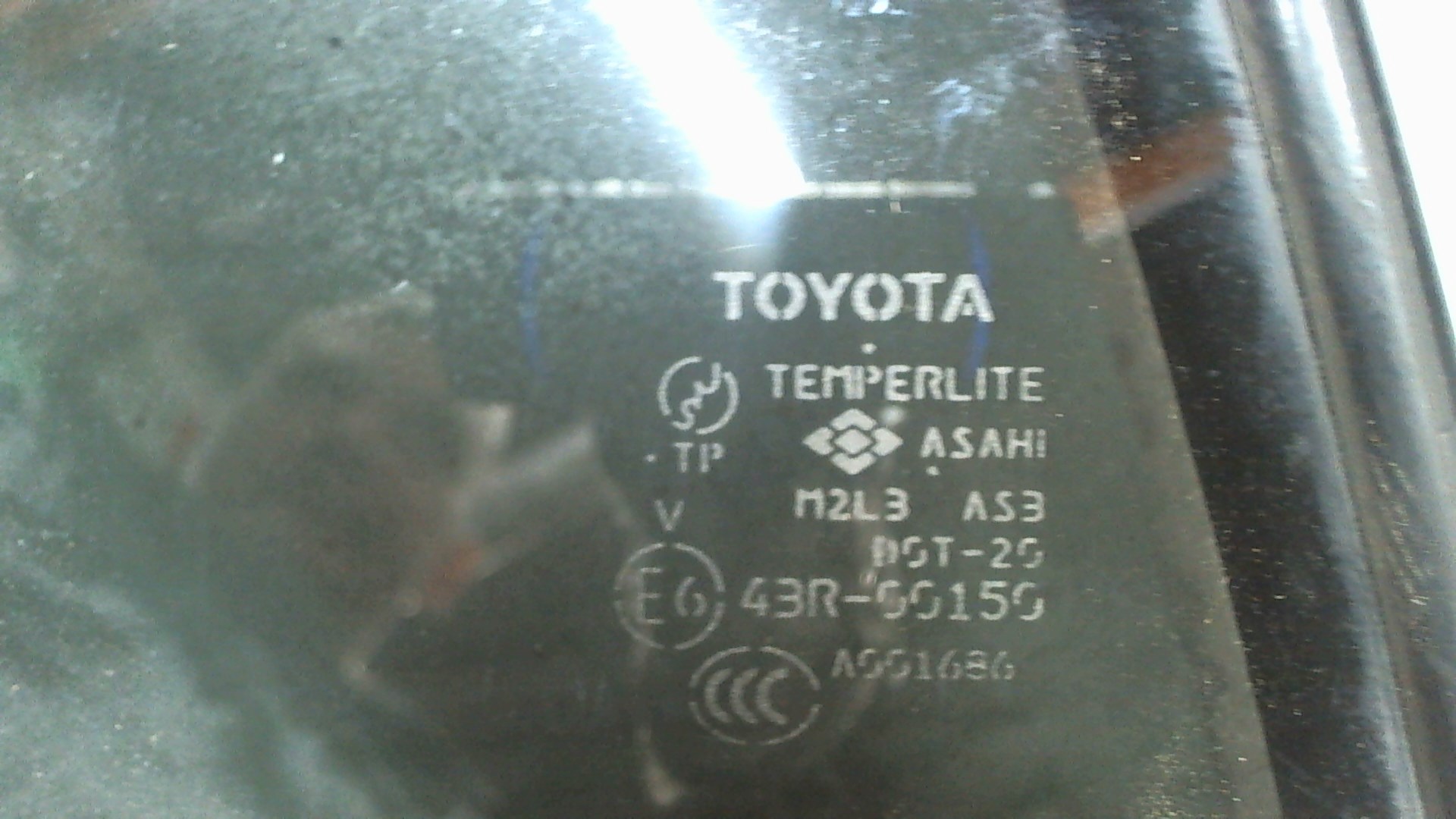 Стекло двери задней левой (форточка)