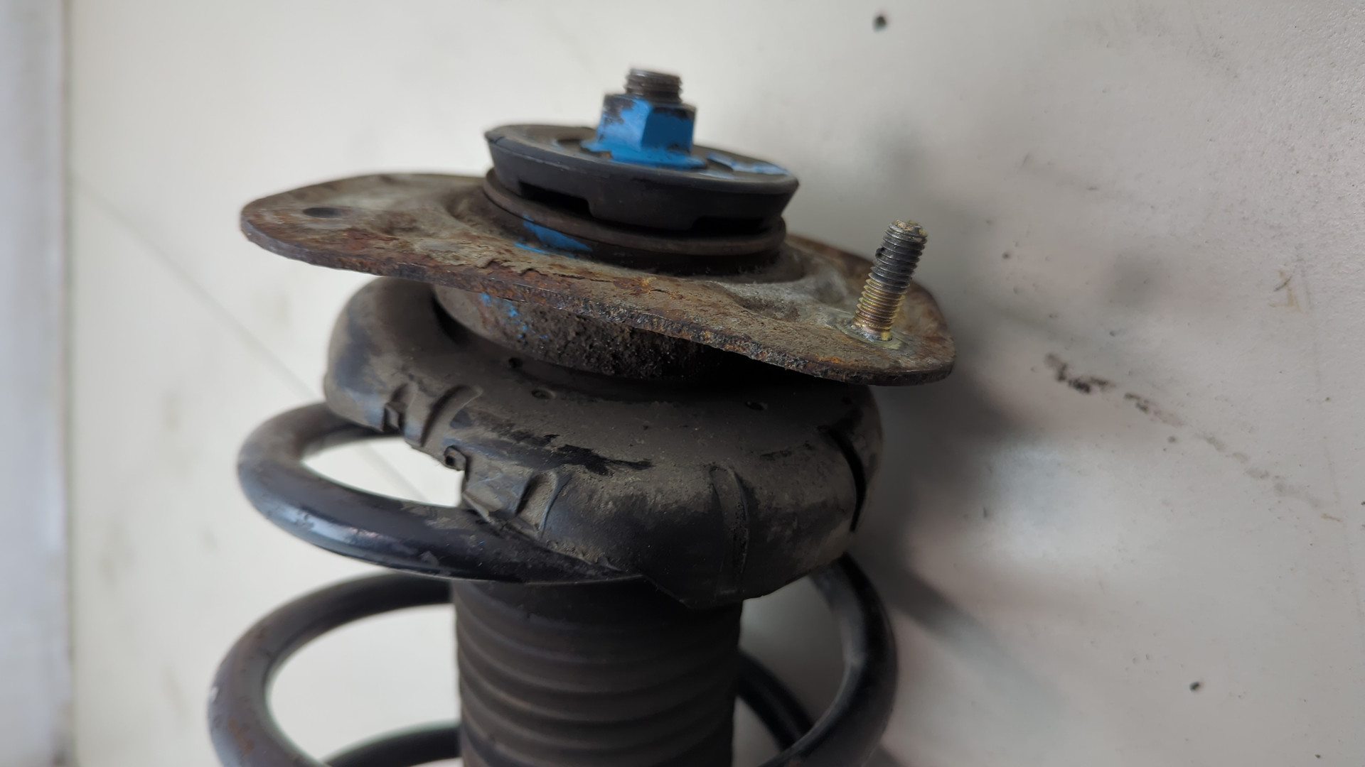 Амортизатор передний правый