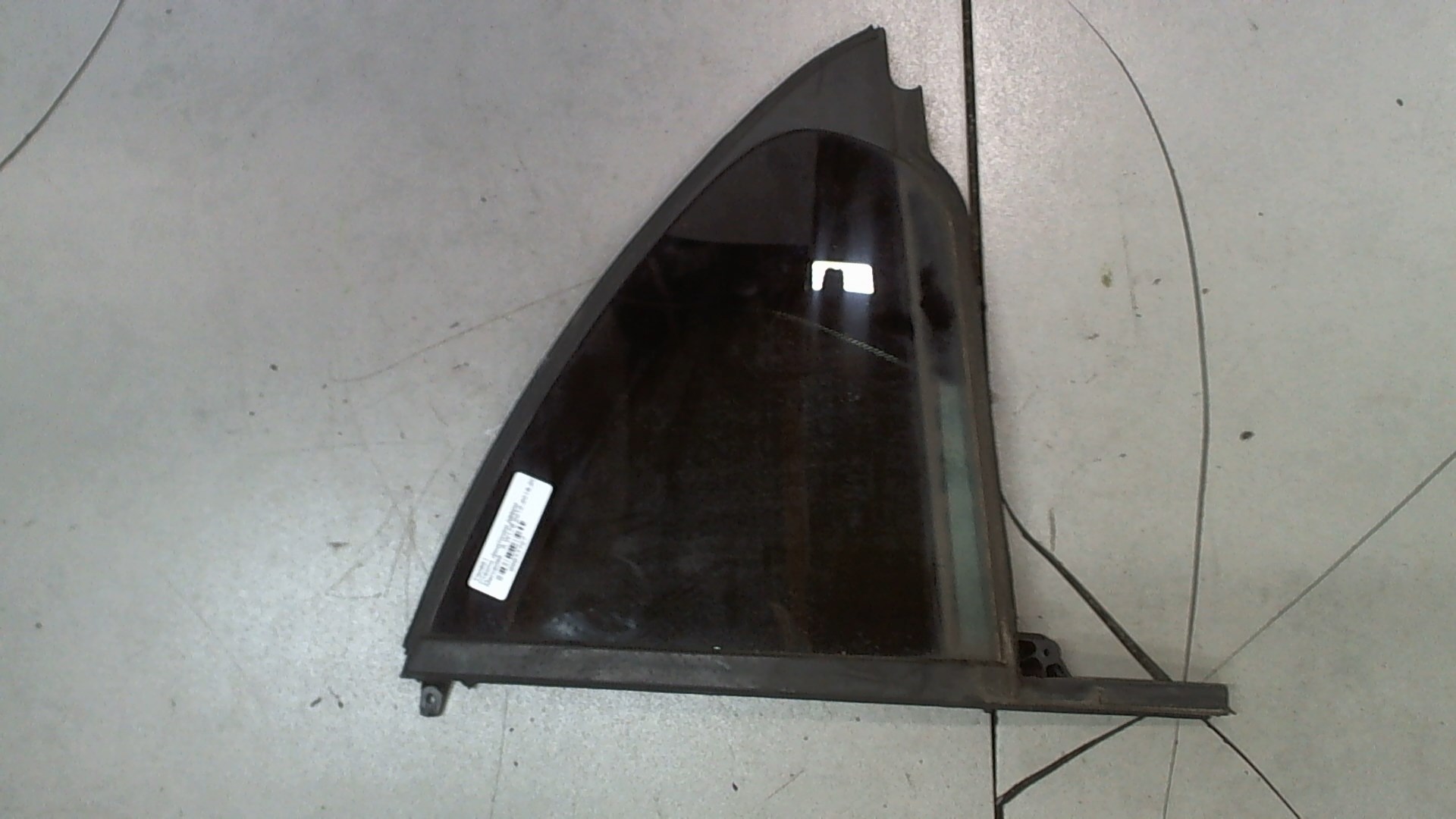 Стекло двери задней левой (форточка)