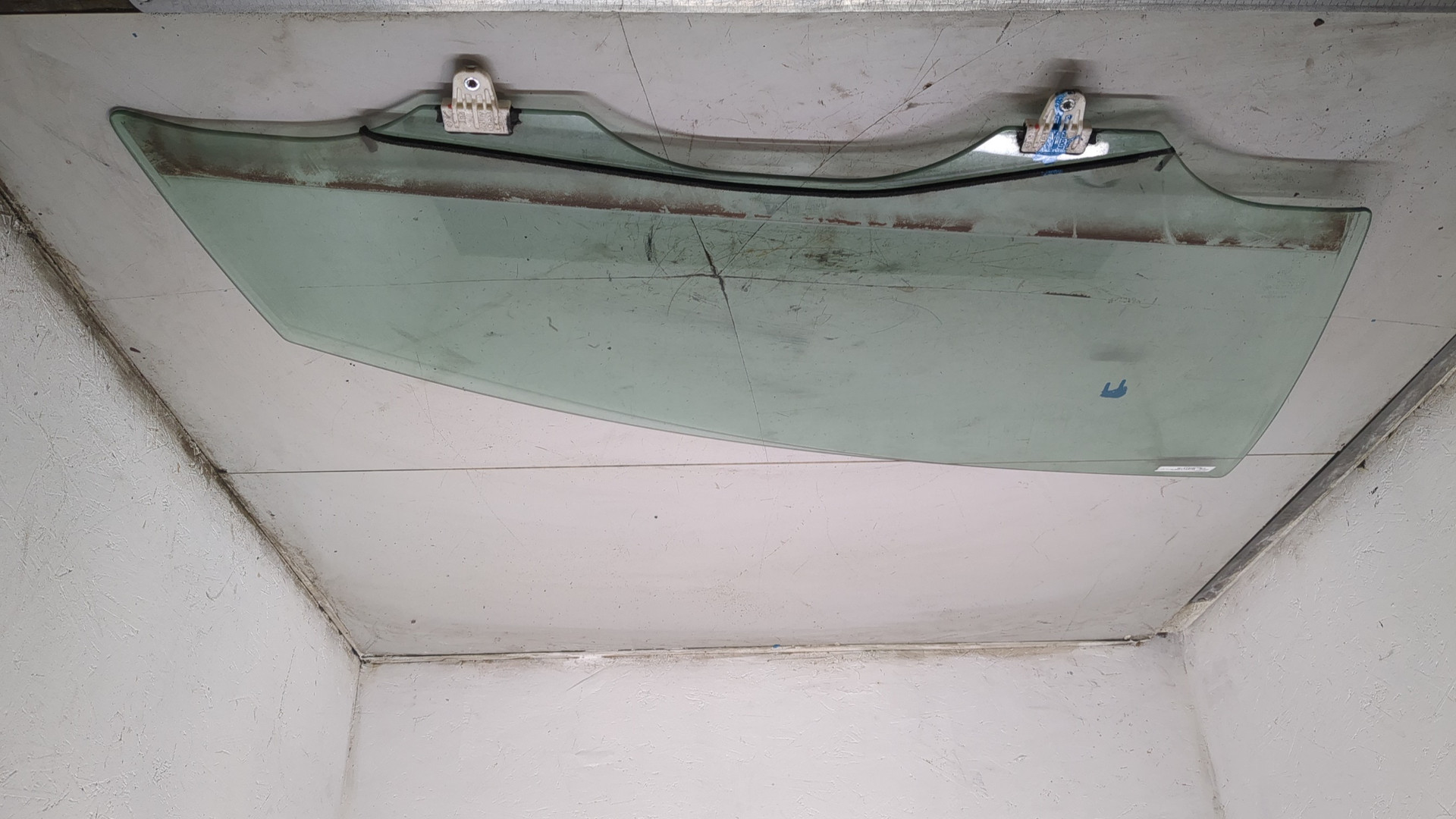 Стекло двери передней правой