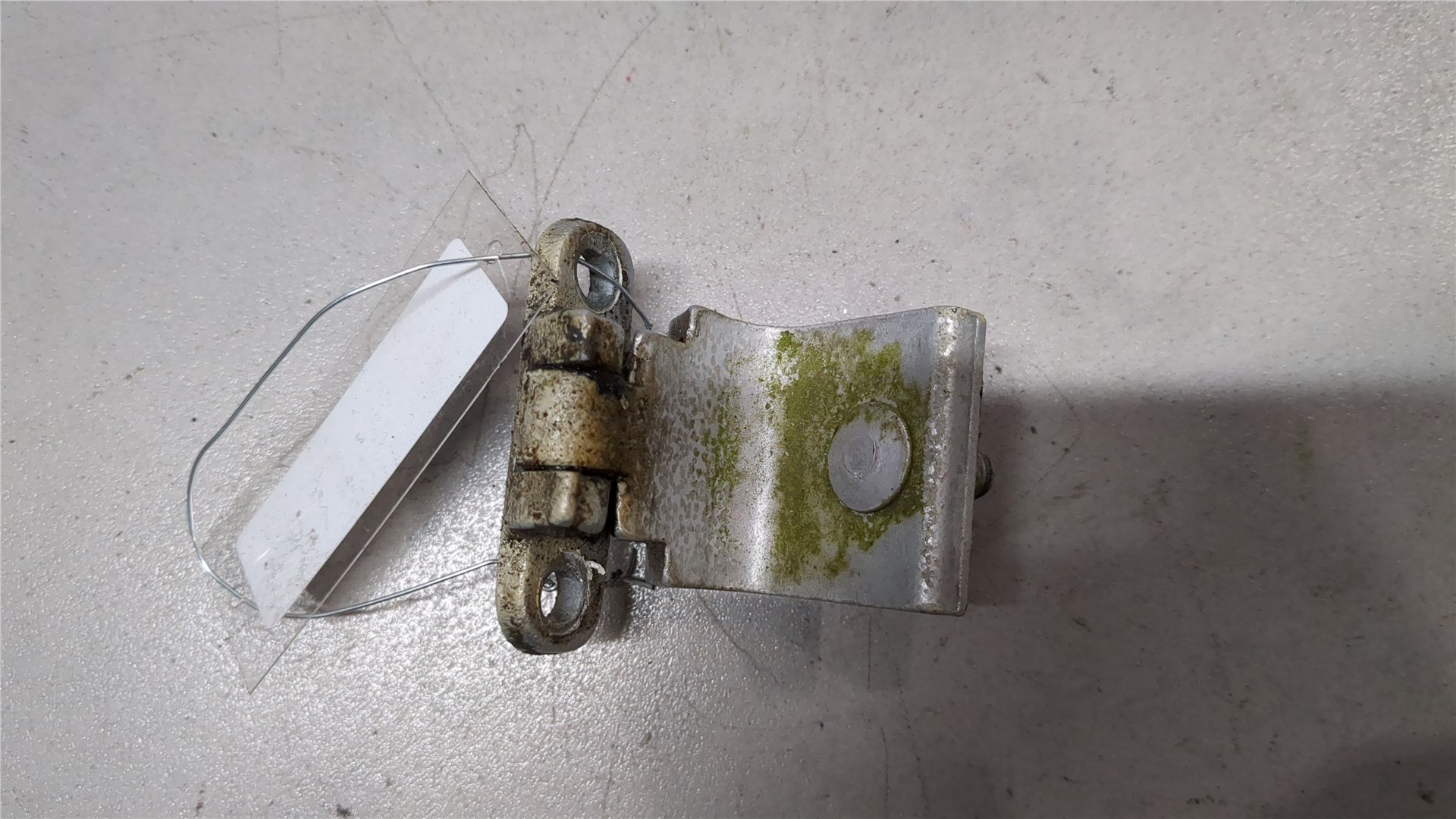 Петля крышки багажника