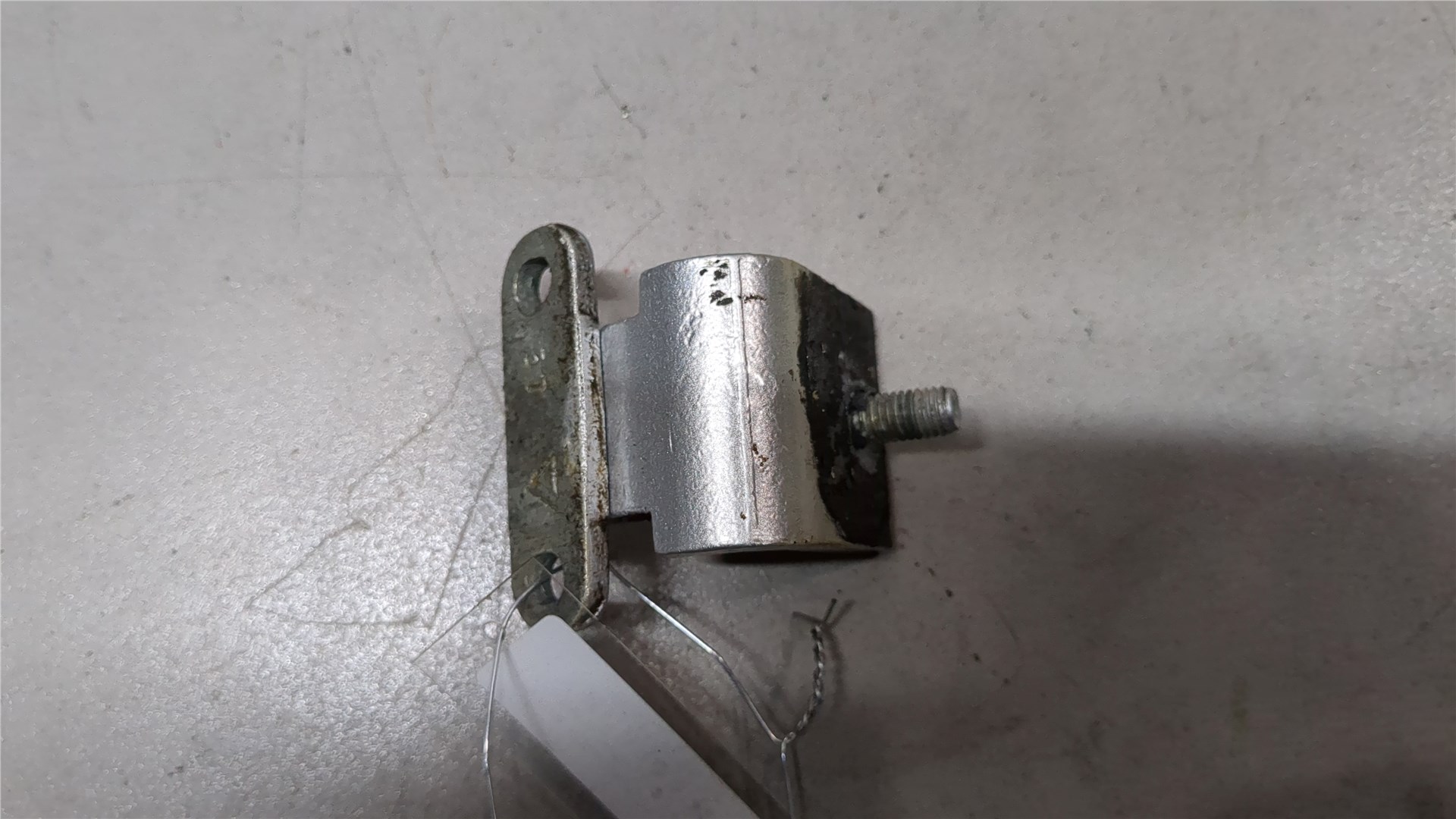 Петля крышки багажника