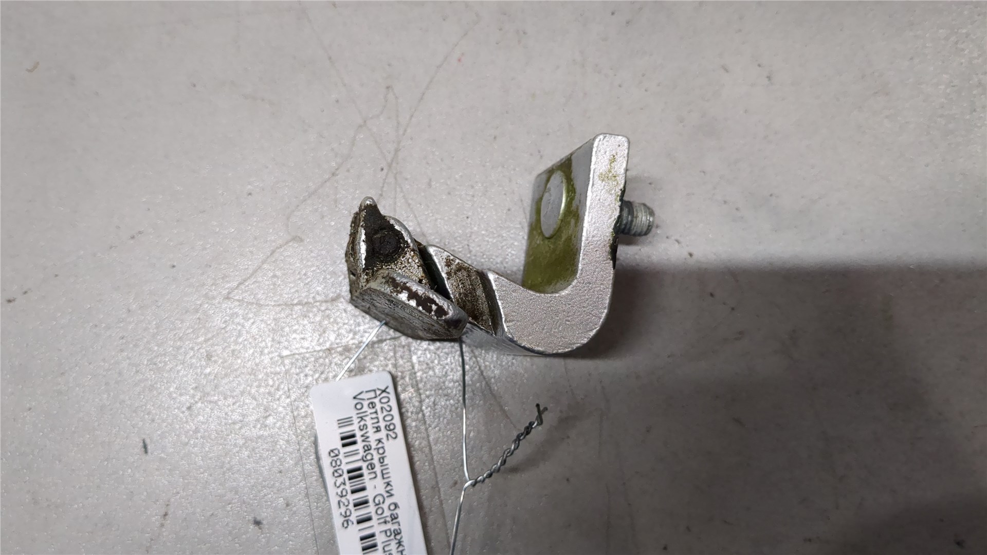 Петля крышки багажника