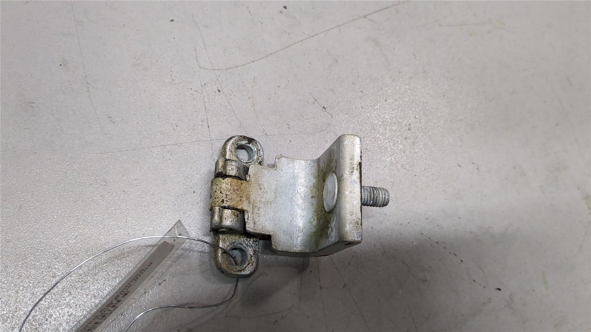 Петля крышки багажника