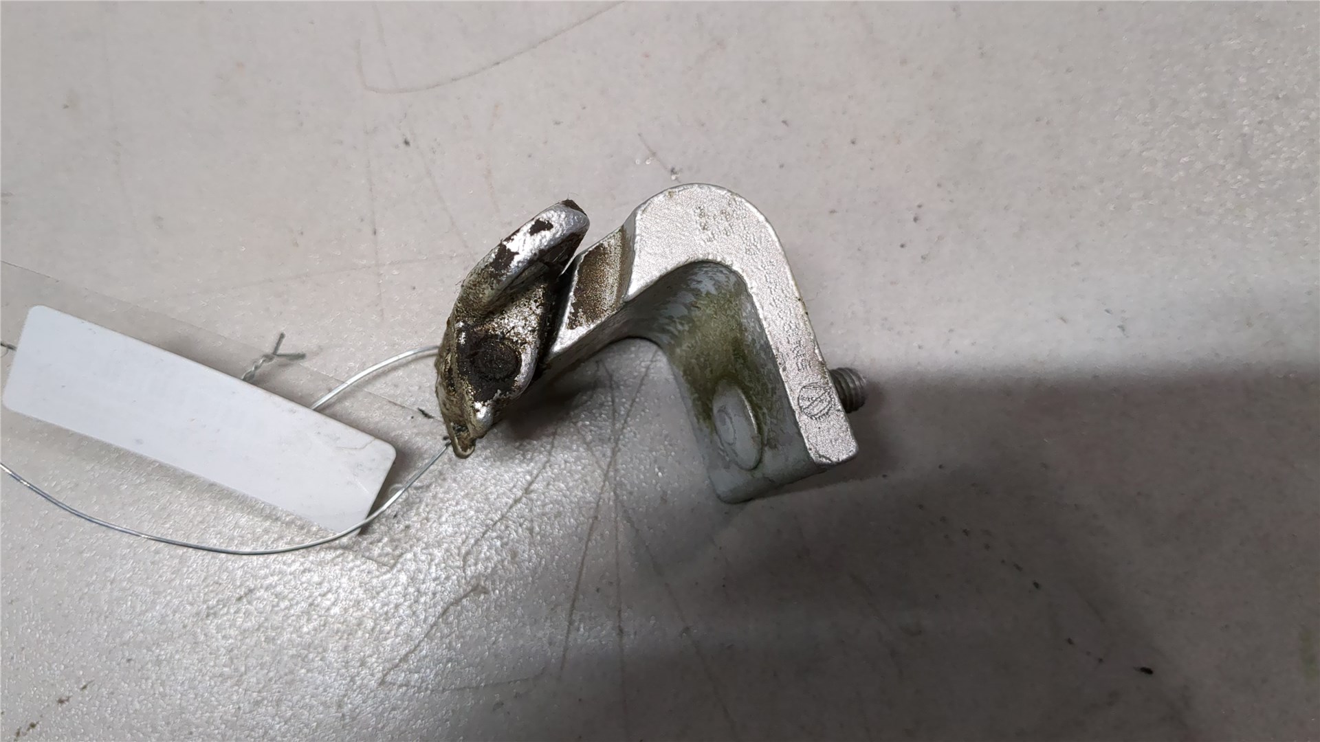 Петля крышки багажника