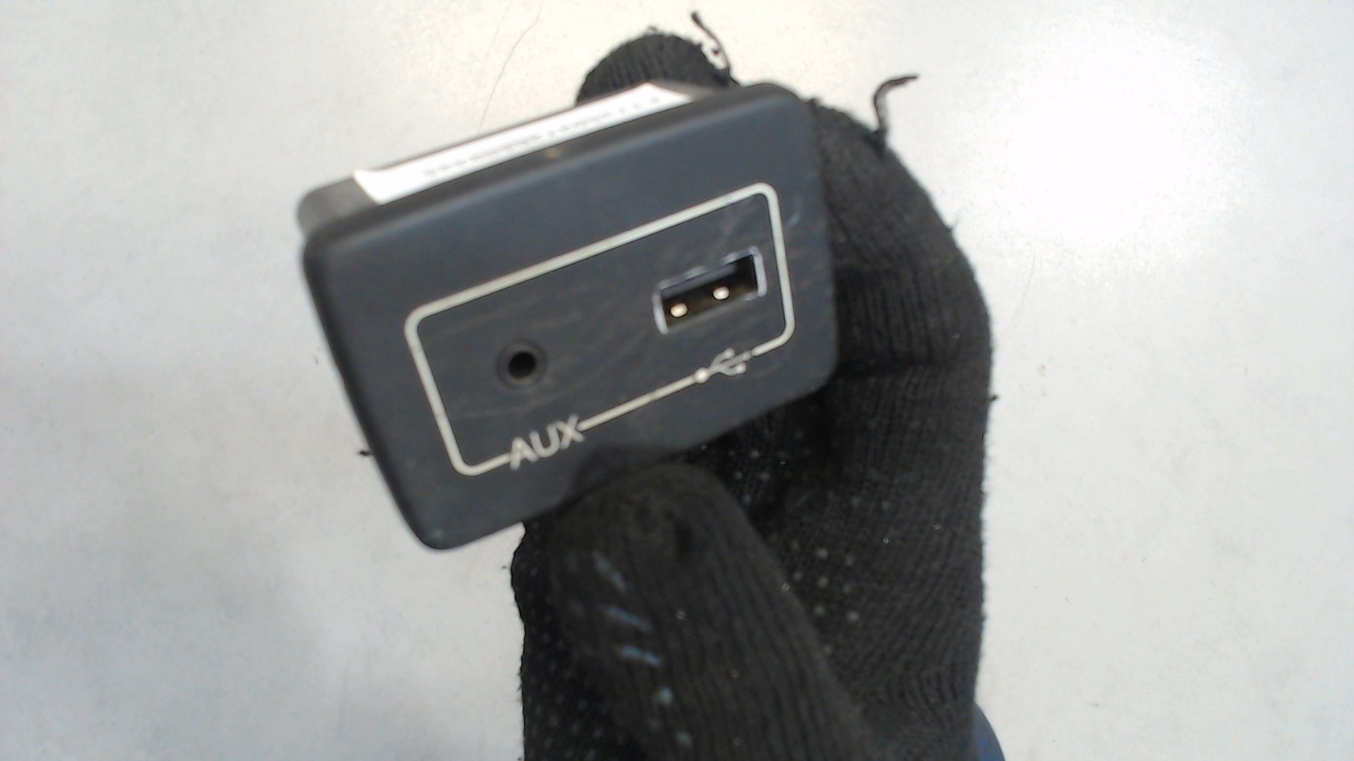 Гнездо AUX / USB IN