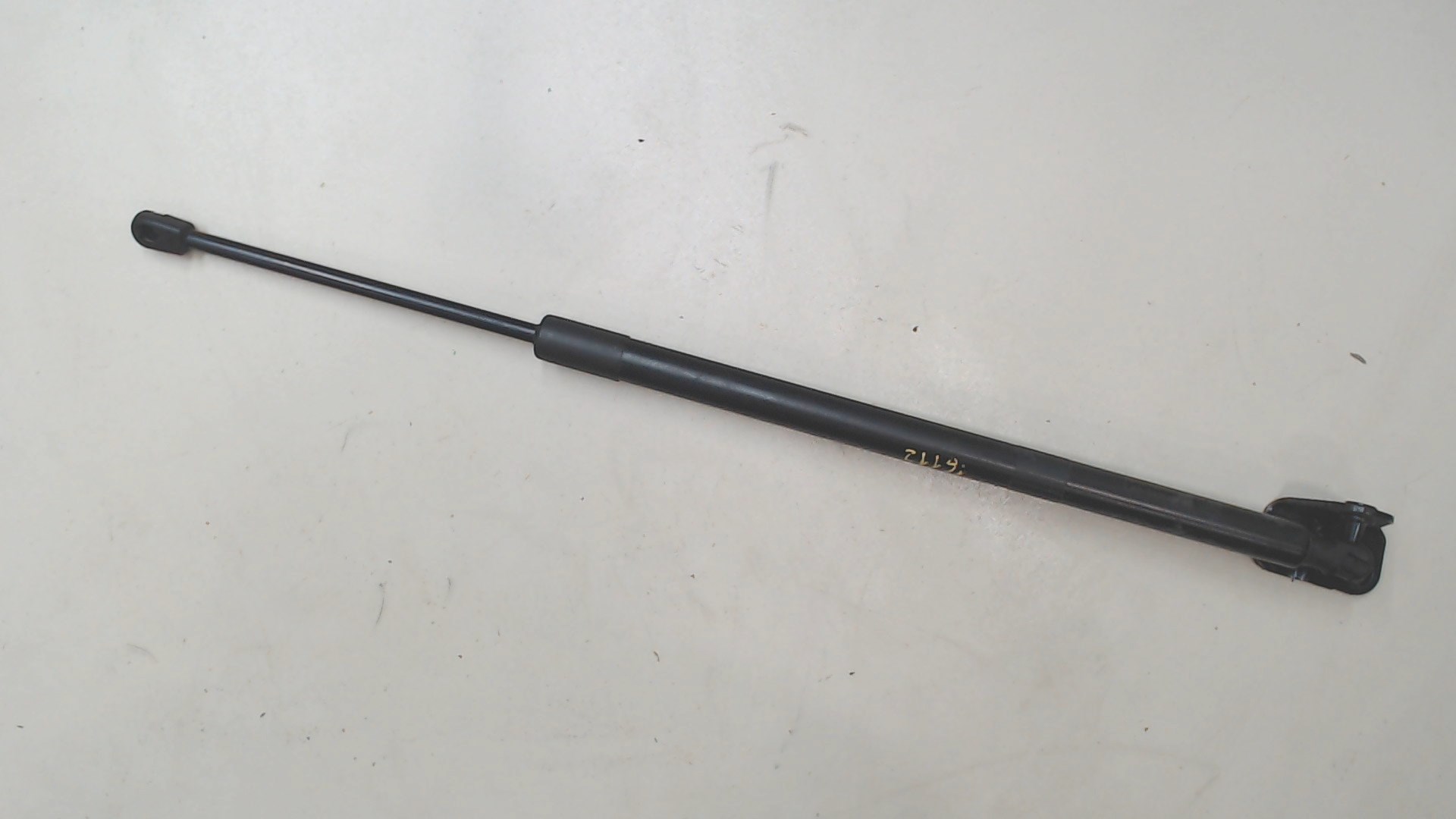 Амортизатор крышки багажника