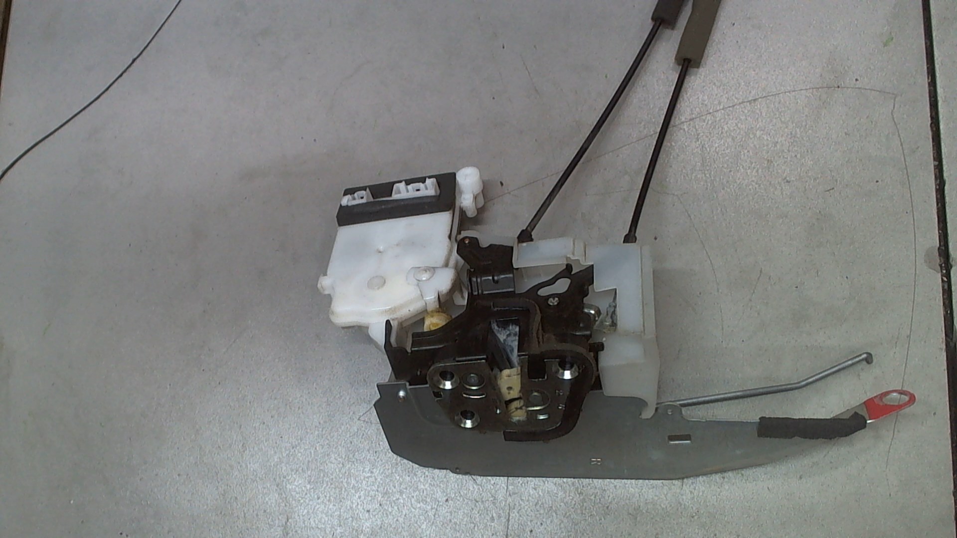 Замок двери передней правой