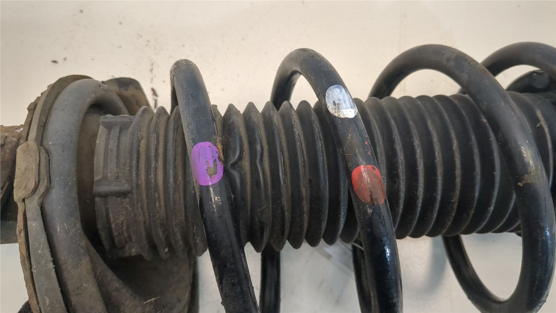 Амортизатор передний правый