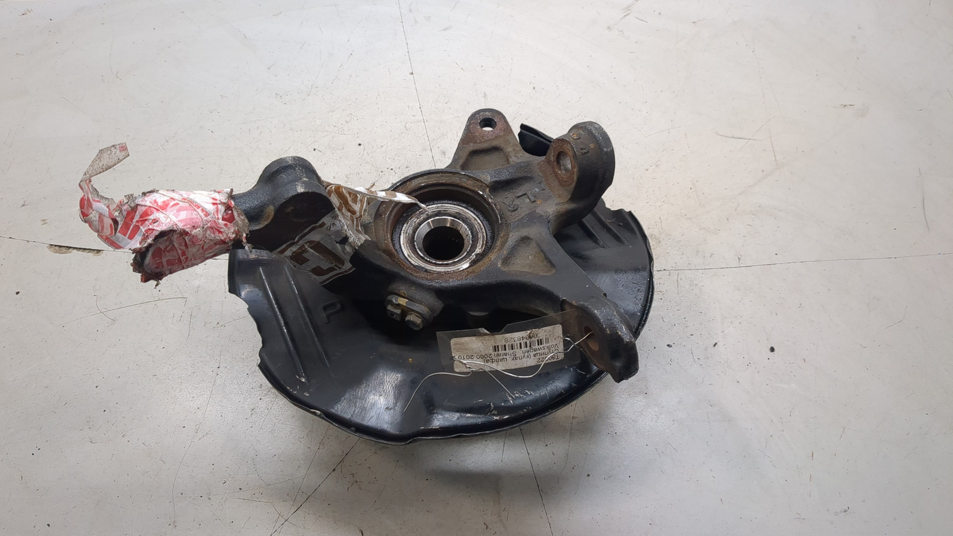 Кулак поворотный передний левый