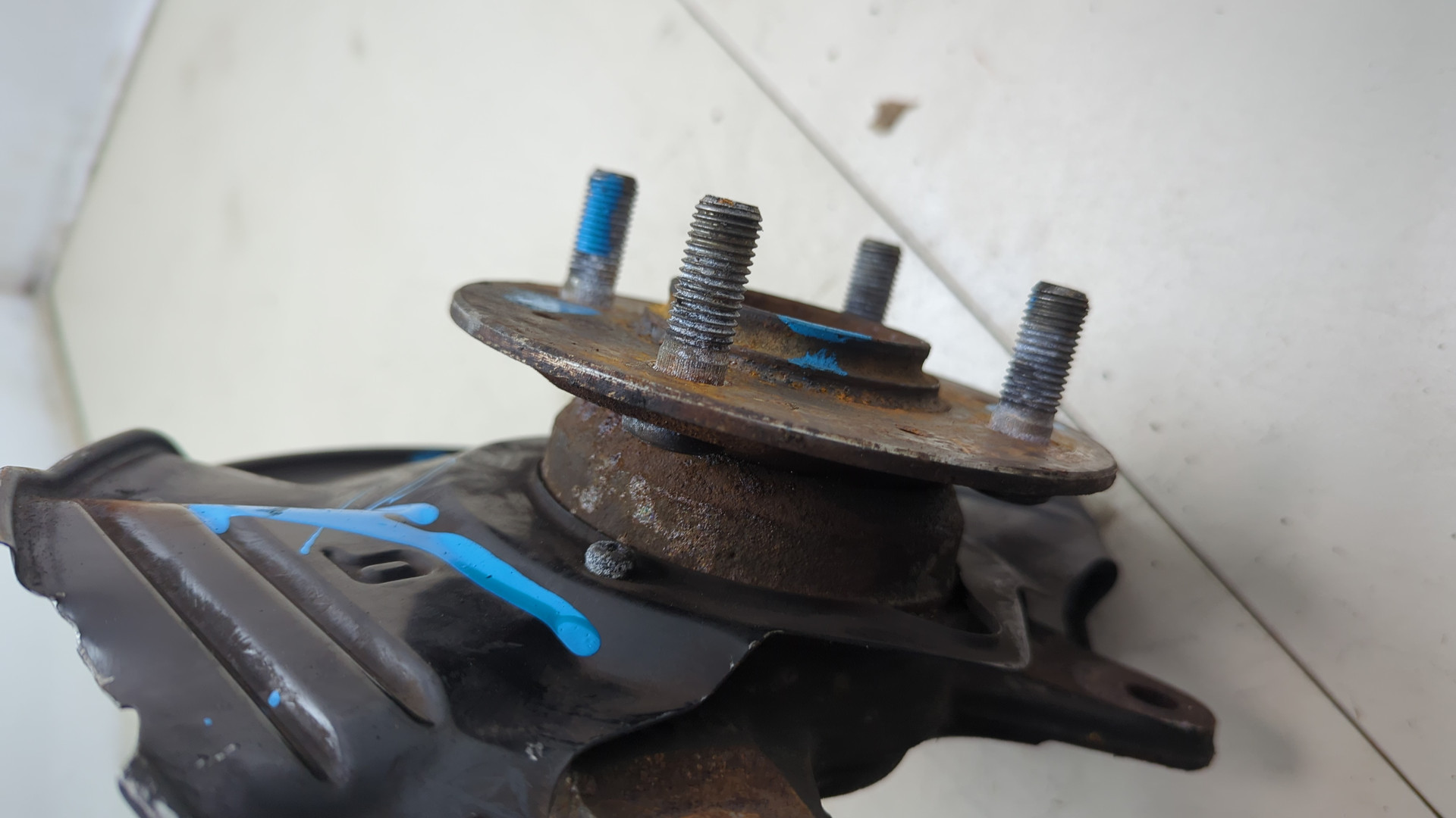 Кулак поворотный передний левый