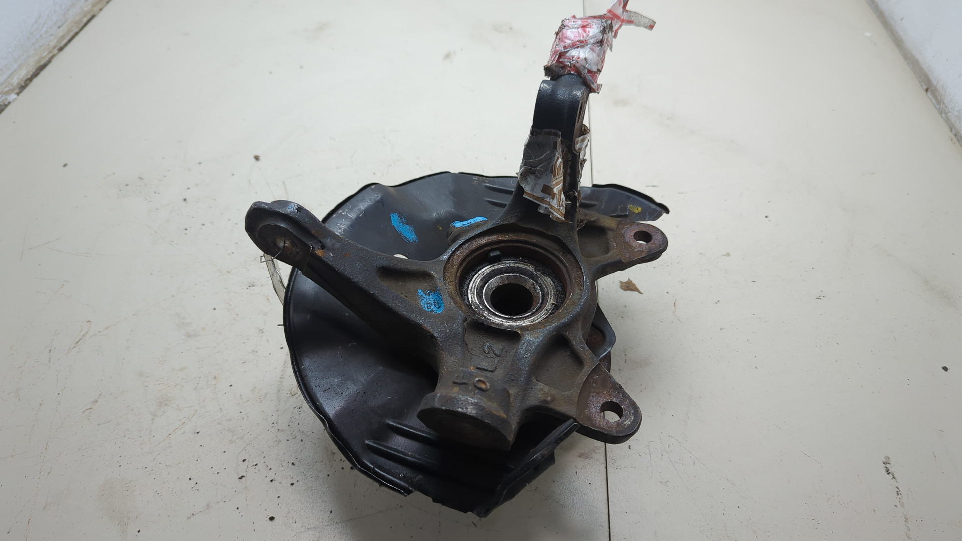 Кулак поворотный передний левый