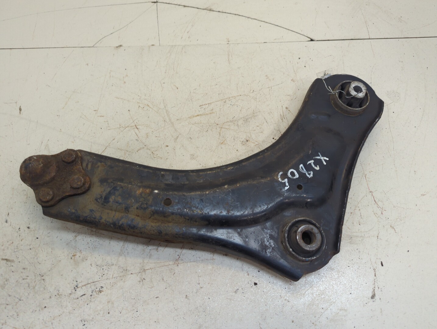Рычаг передний левый
