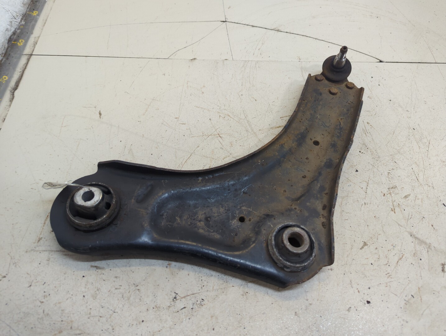 Рычаг передний левый