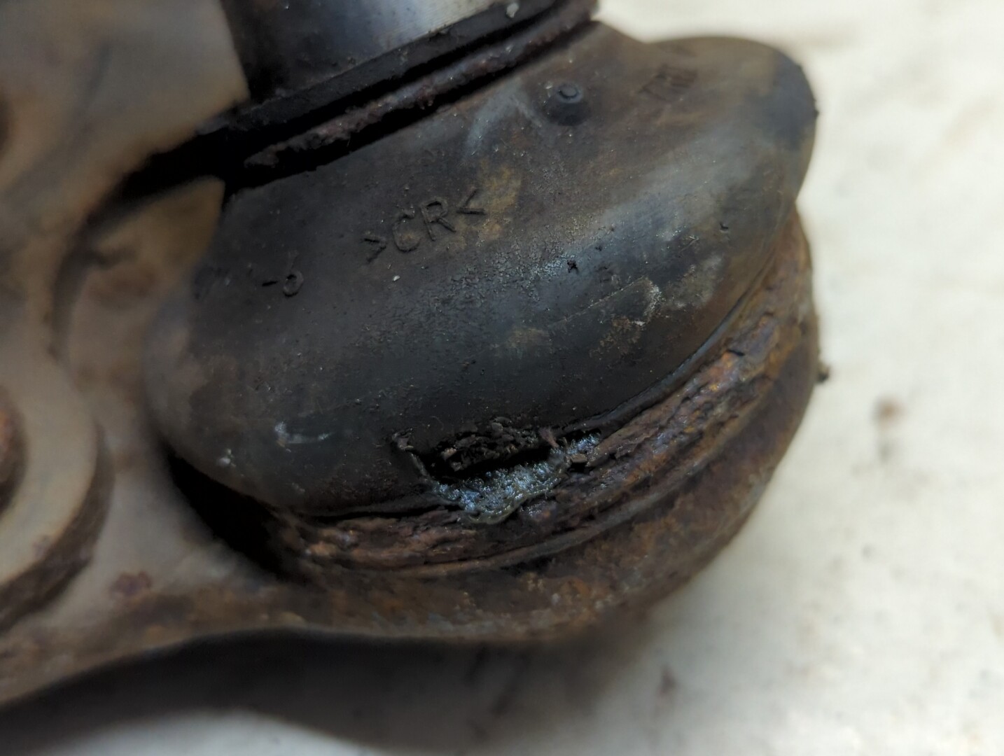 Рычаг передний левый