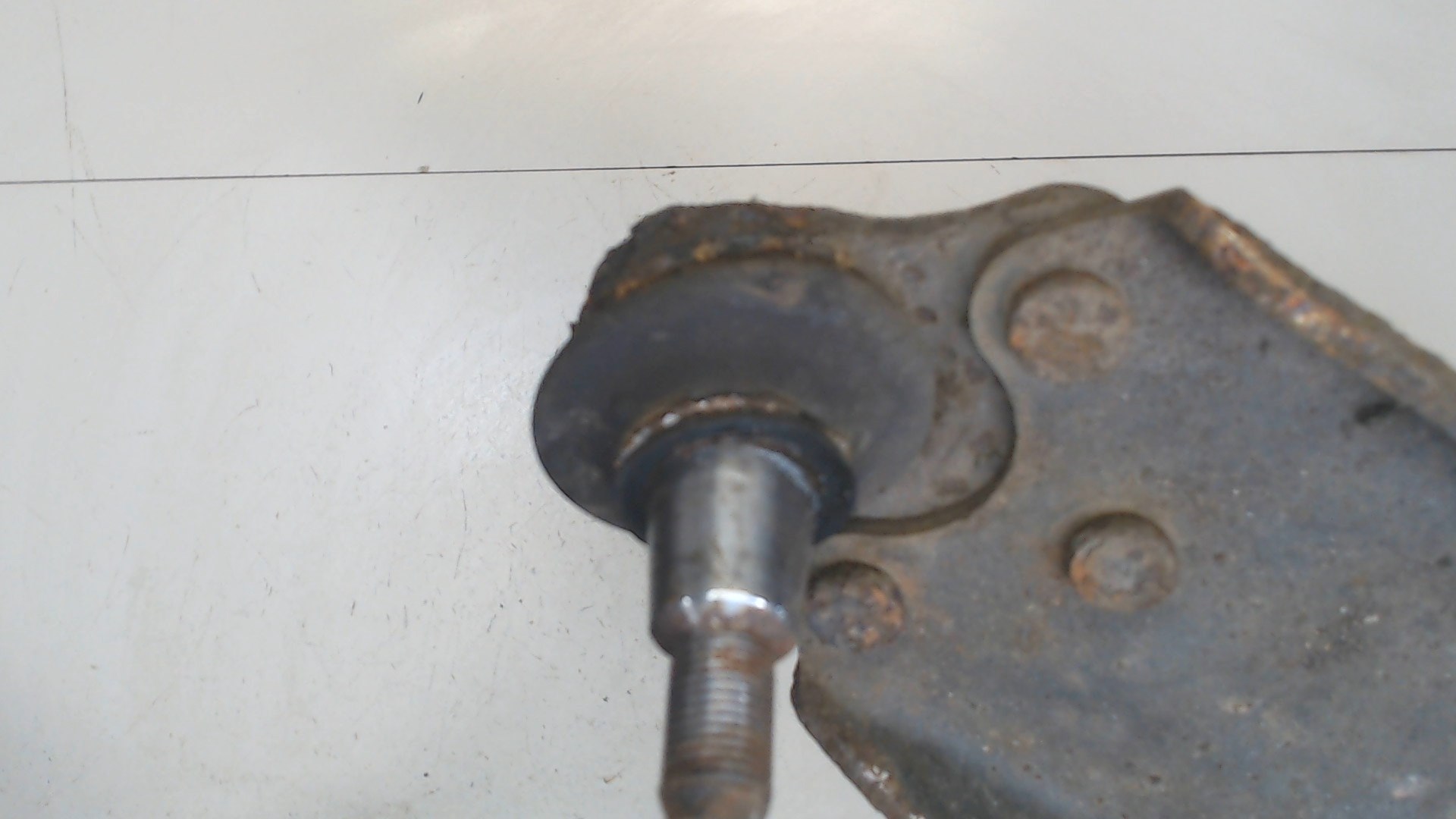 Рычаг передний левый