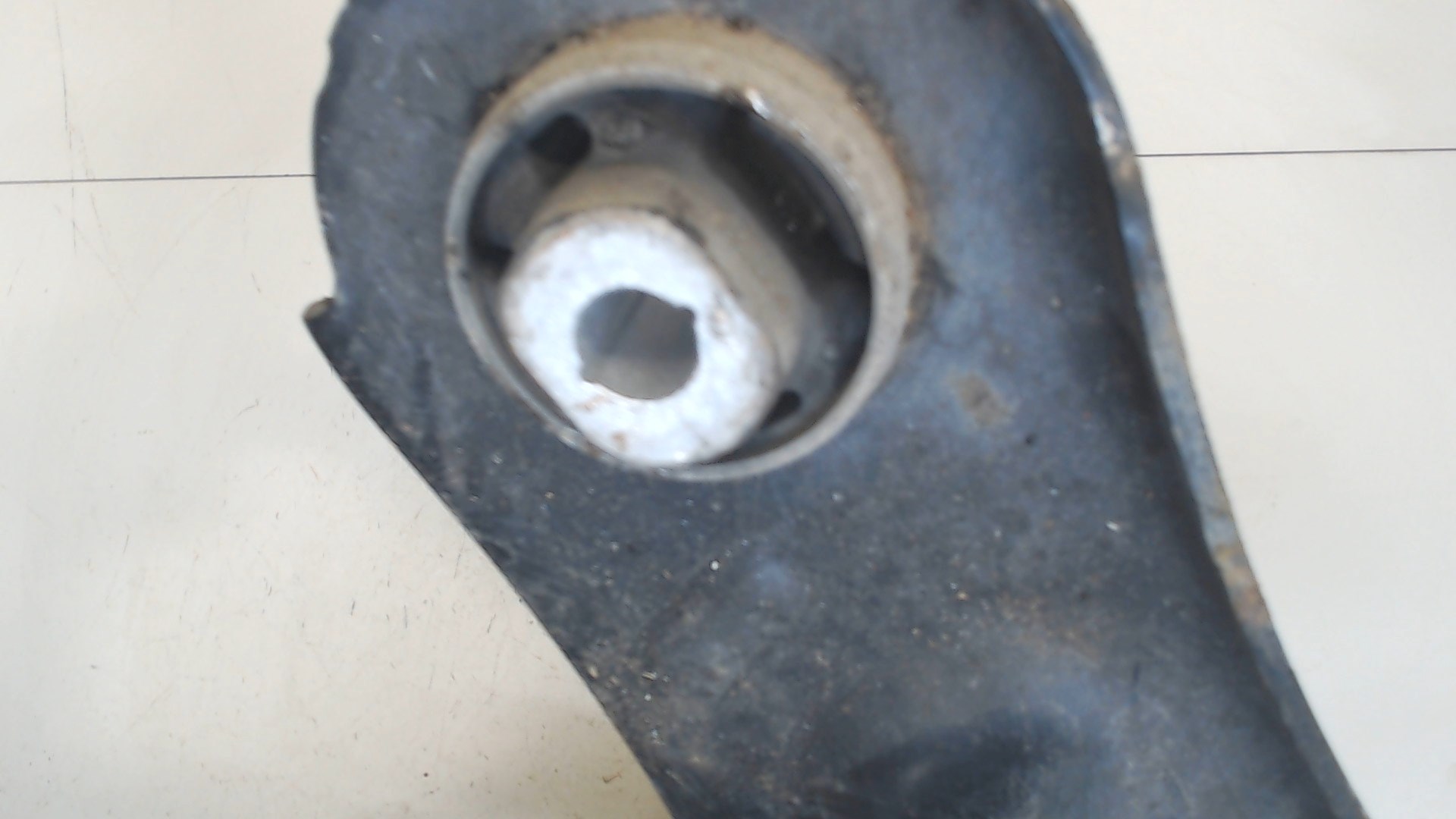 Рычаг передний левый