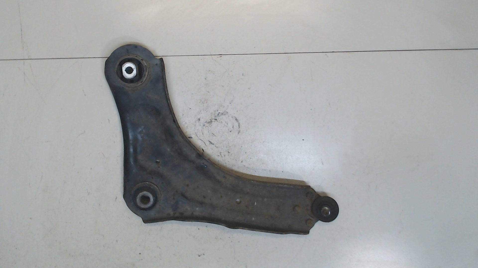 Рычаг передний левый