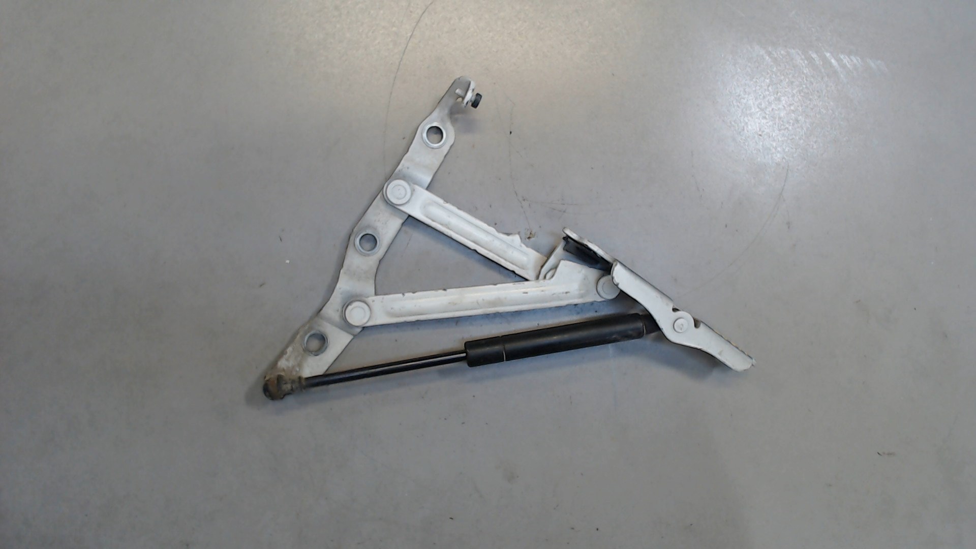 Петля крышки багажника