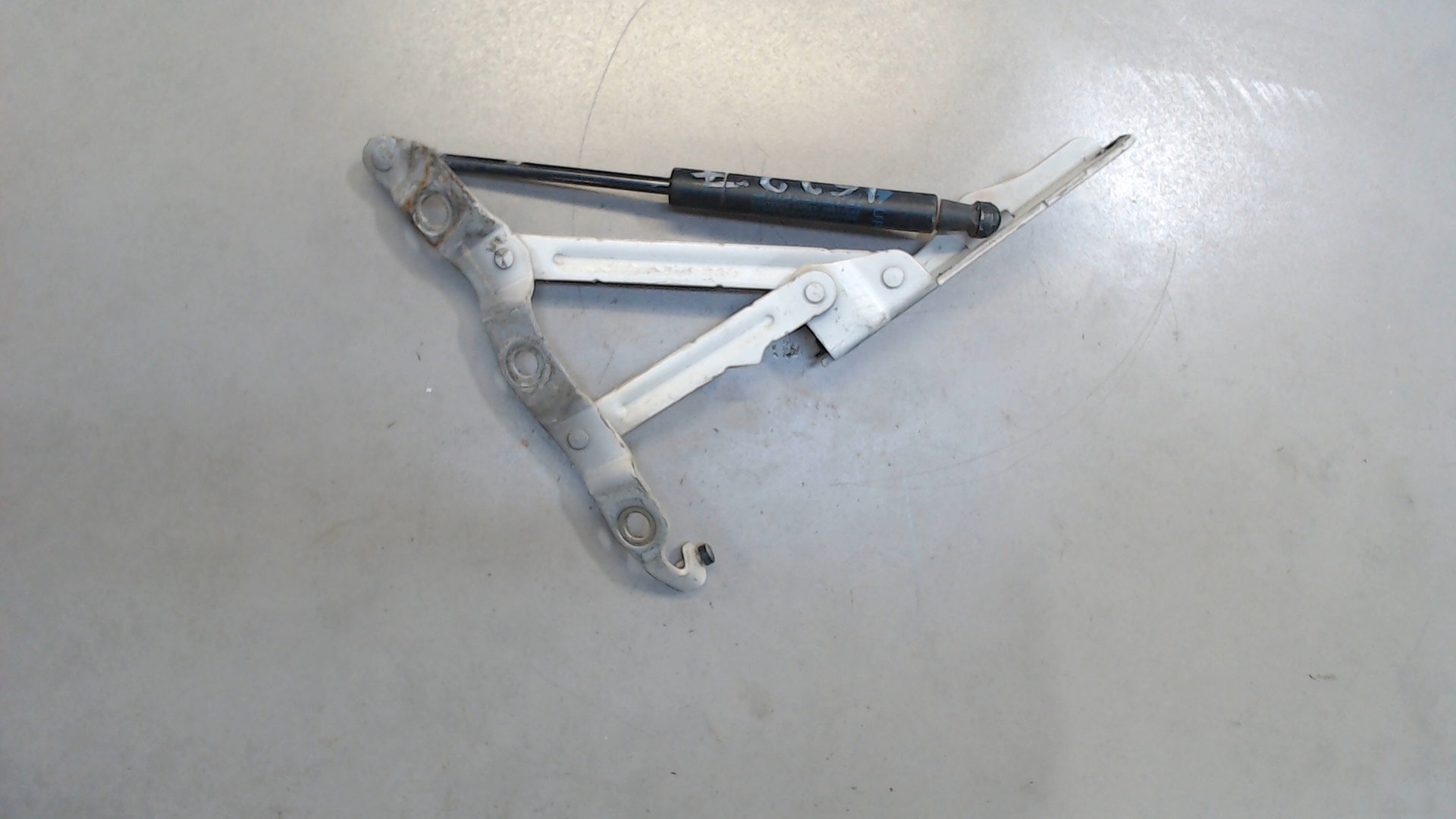 Петля крышки багажника