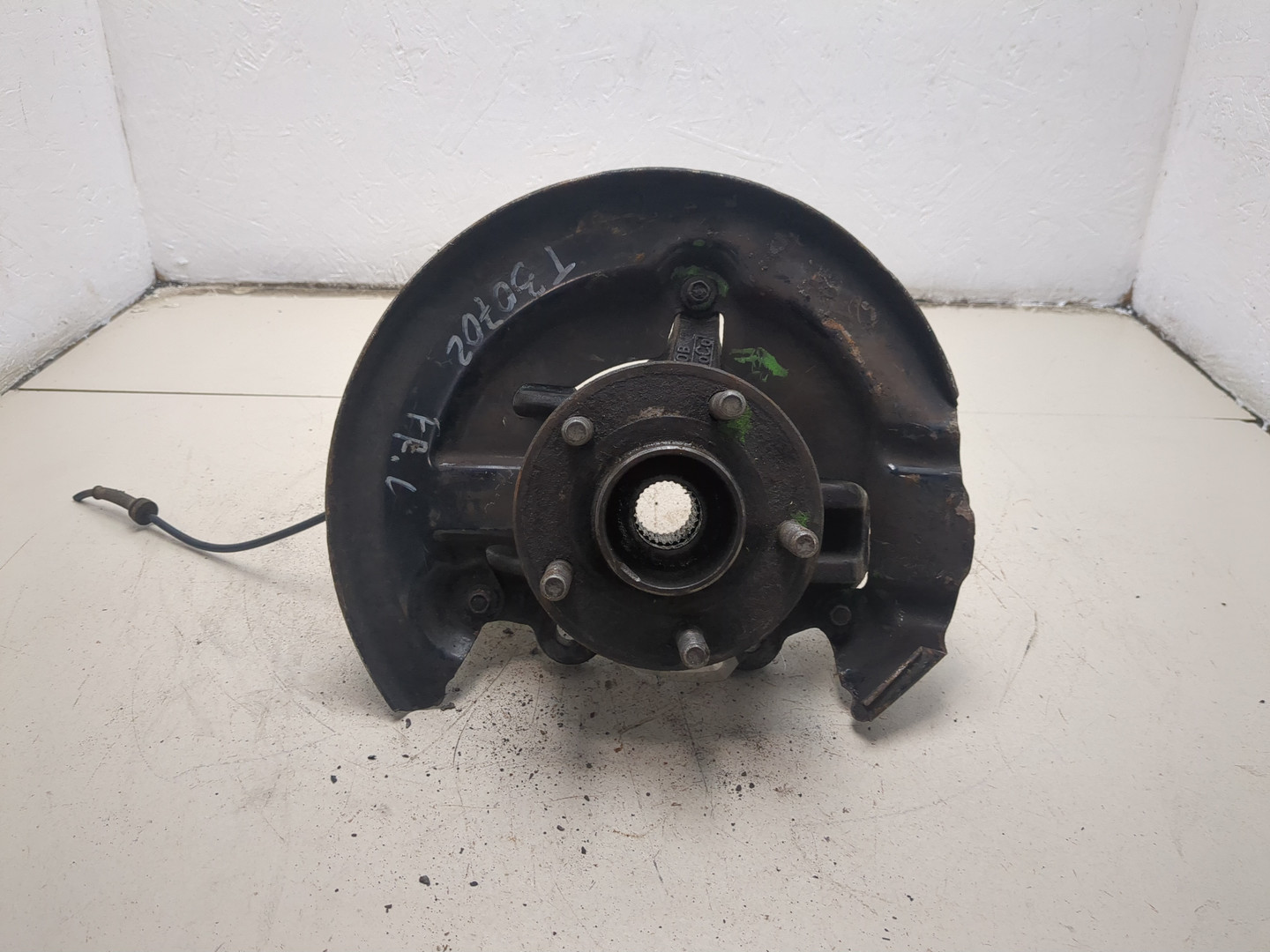 Кулак поворотный передний левый