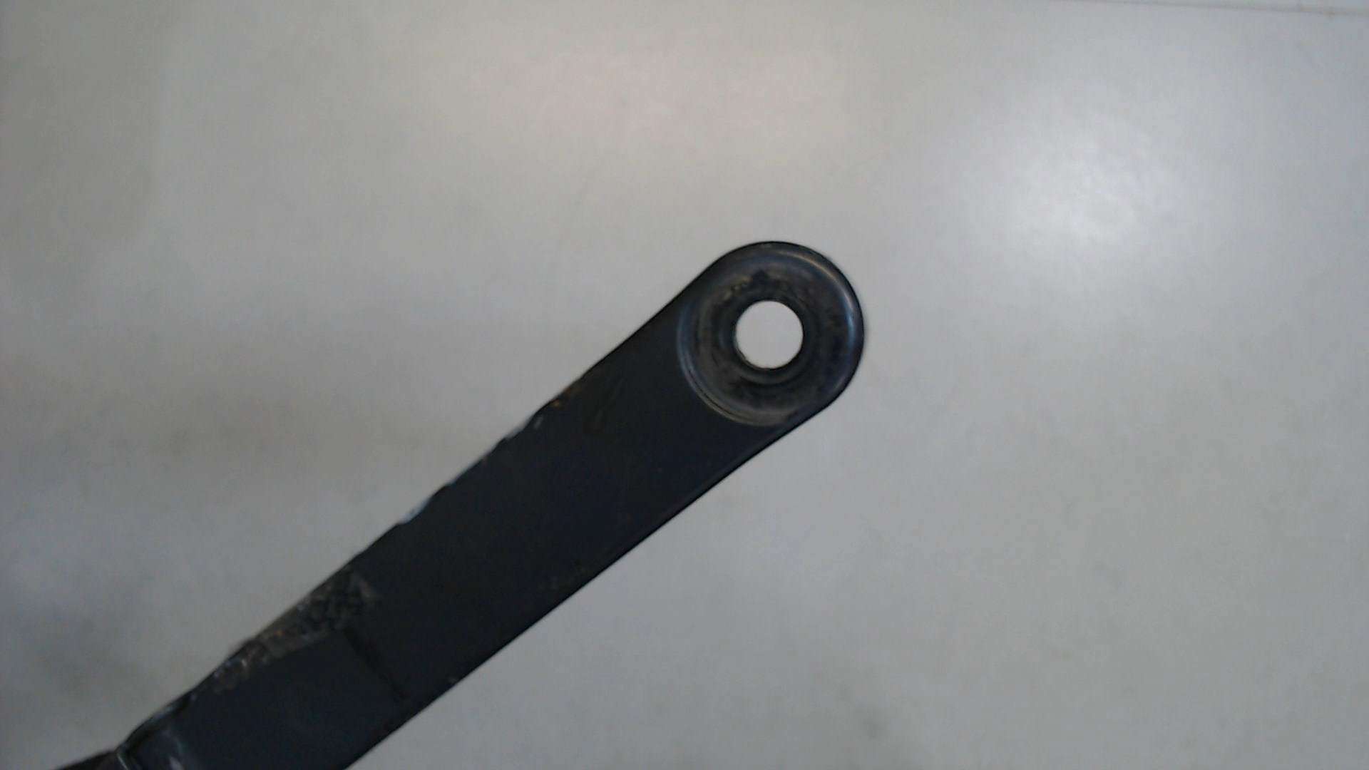 Поводок стеклоочистителя передний правый