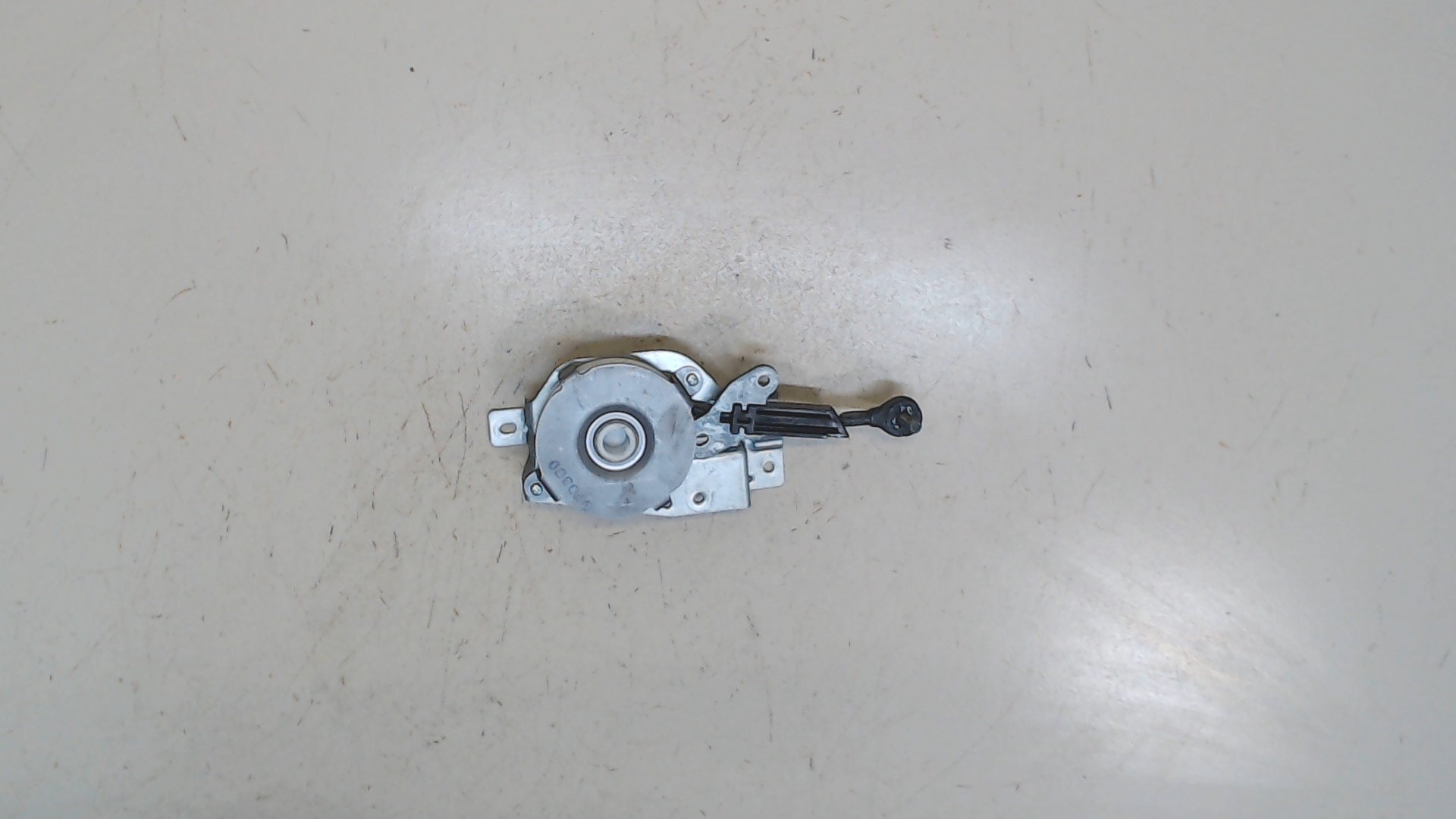 Петля крышки багажника