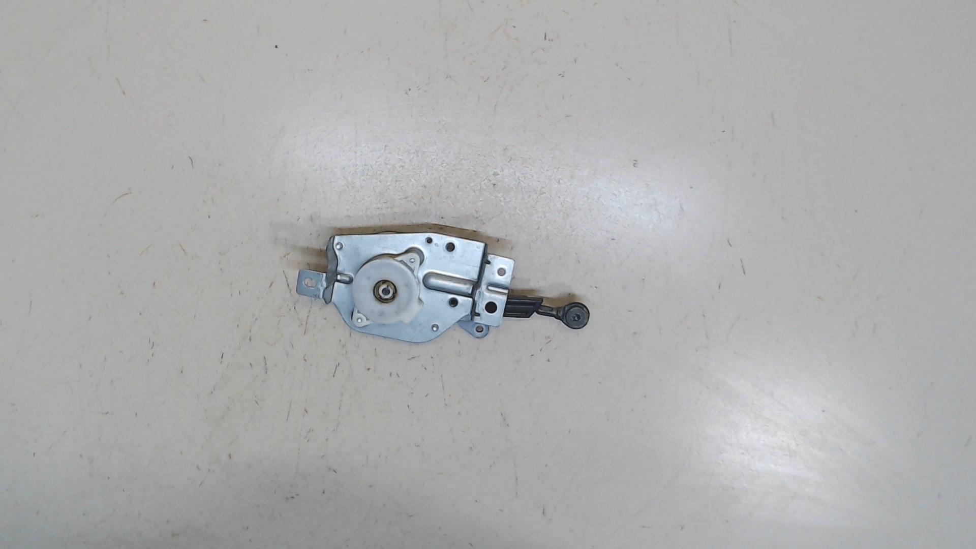 Петля крышки багажника