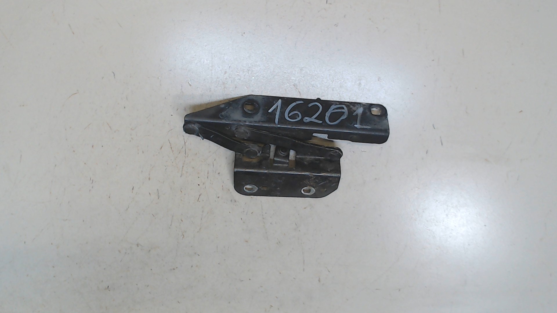 Петля капота правая