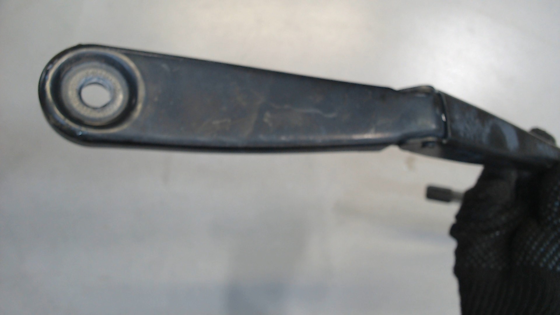 Поводок стеклоочистителя переднего