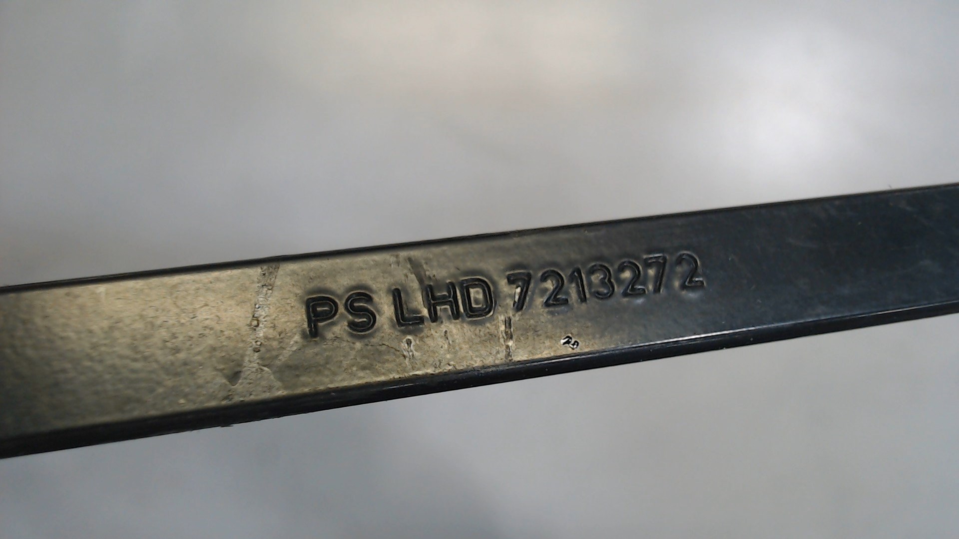 Поводок стеклоочистителя переднего