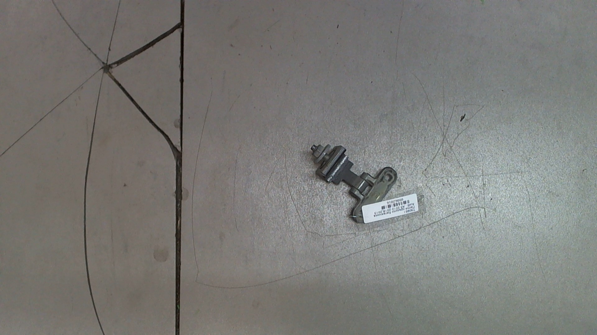 Петля крышки багажника