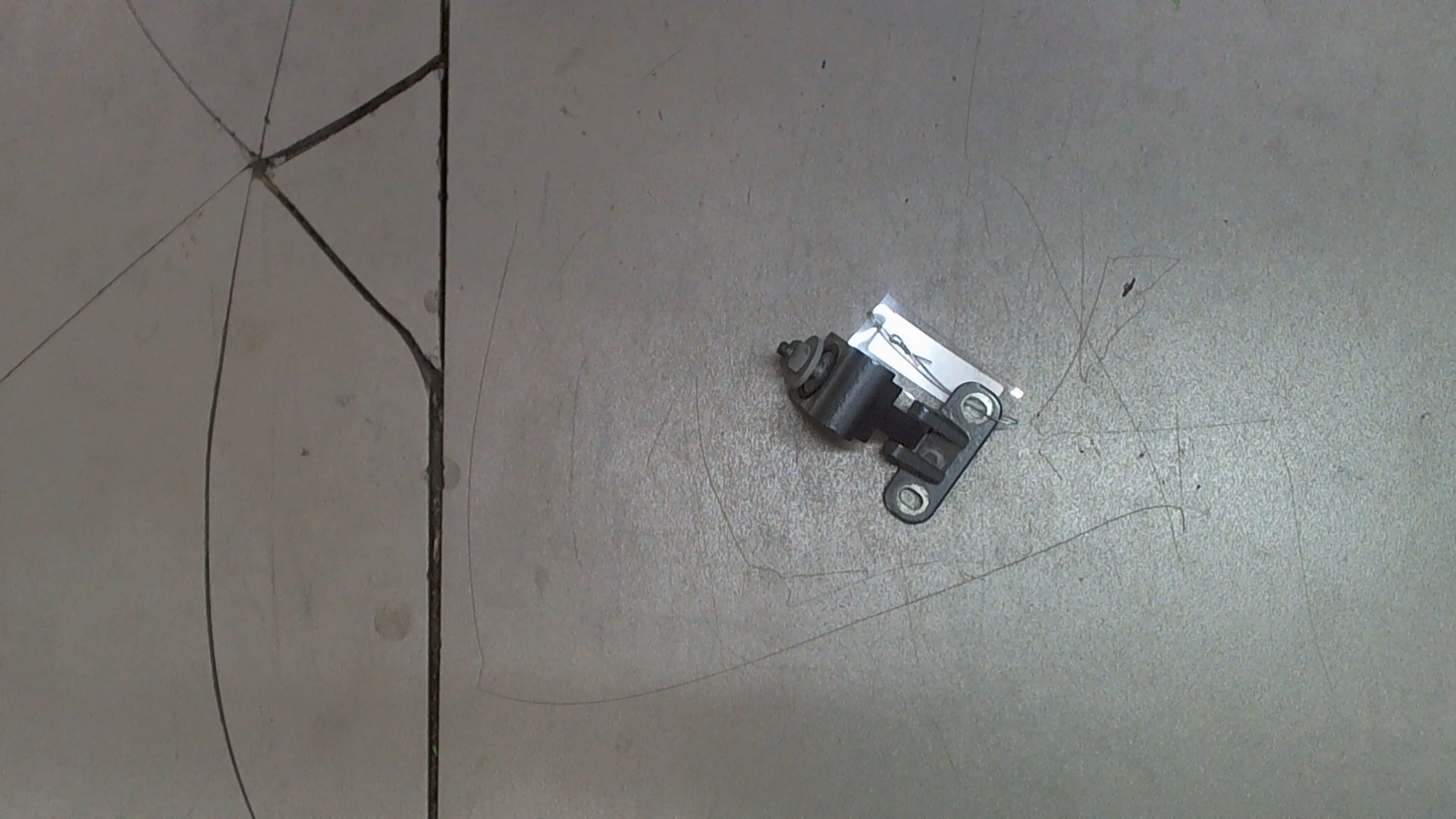 Петля крышки багажника