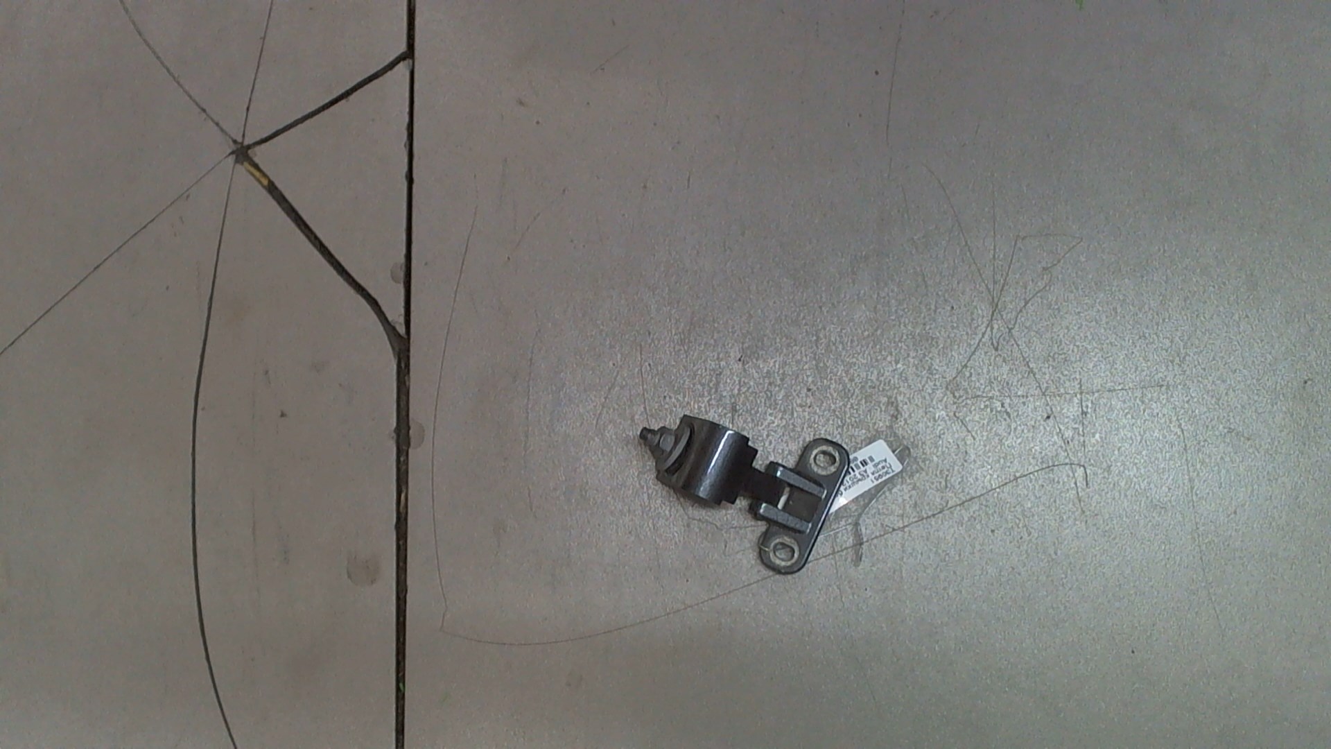 Петля крышки багажника