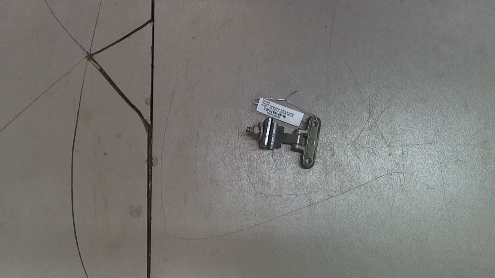 Петля крышки багажника