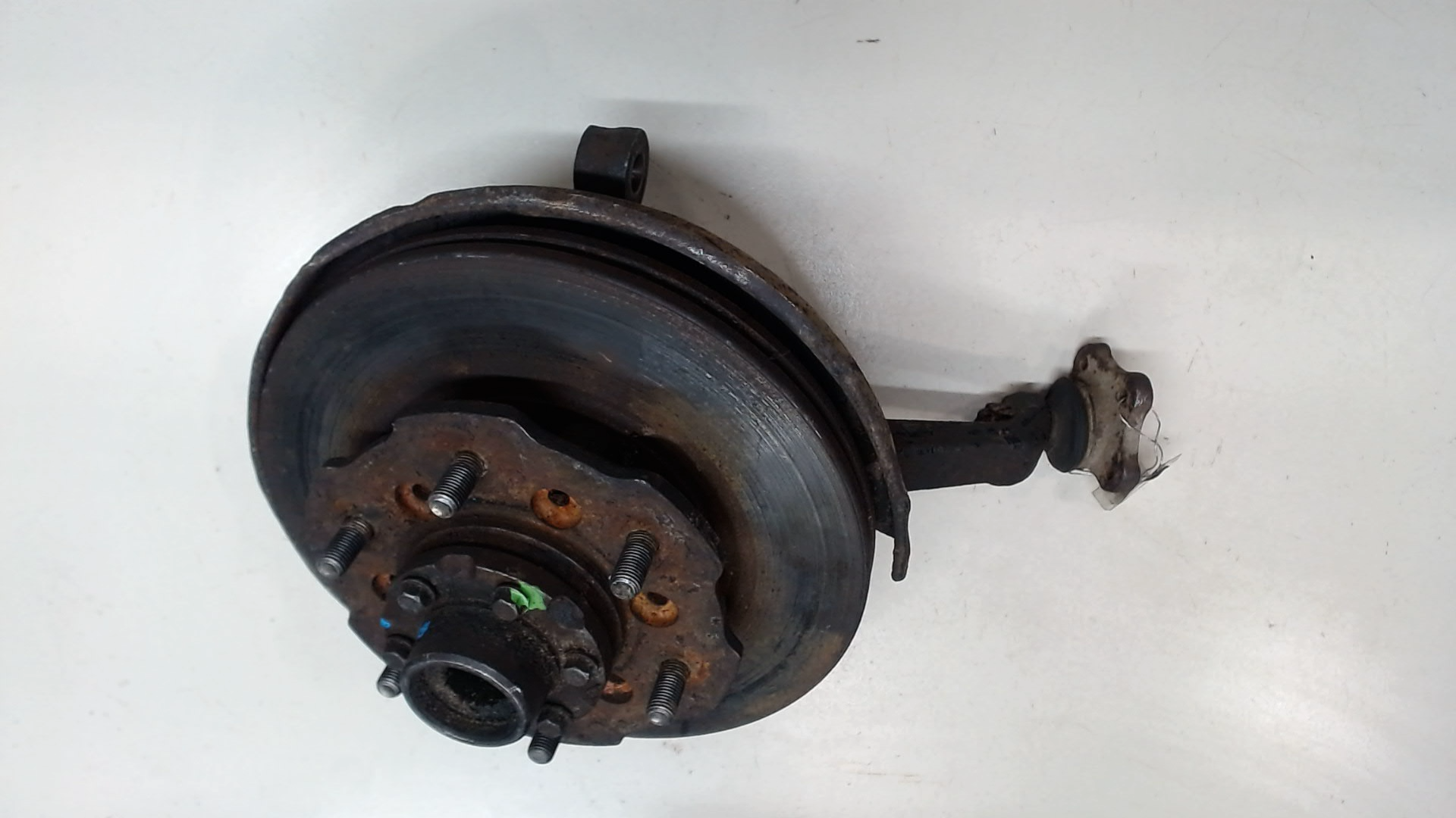 Кулак поворотный передний левый