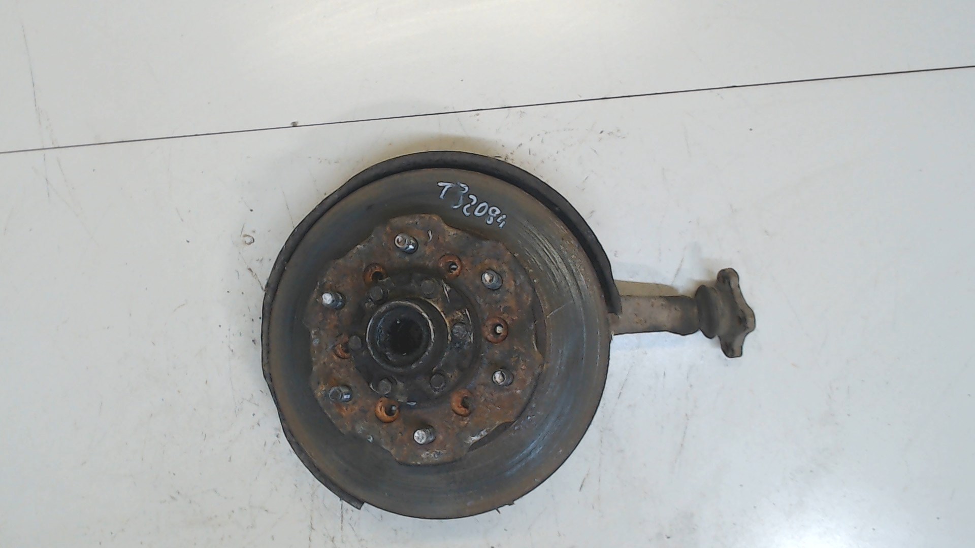 Кулак поворотный передний левый